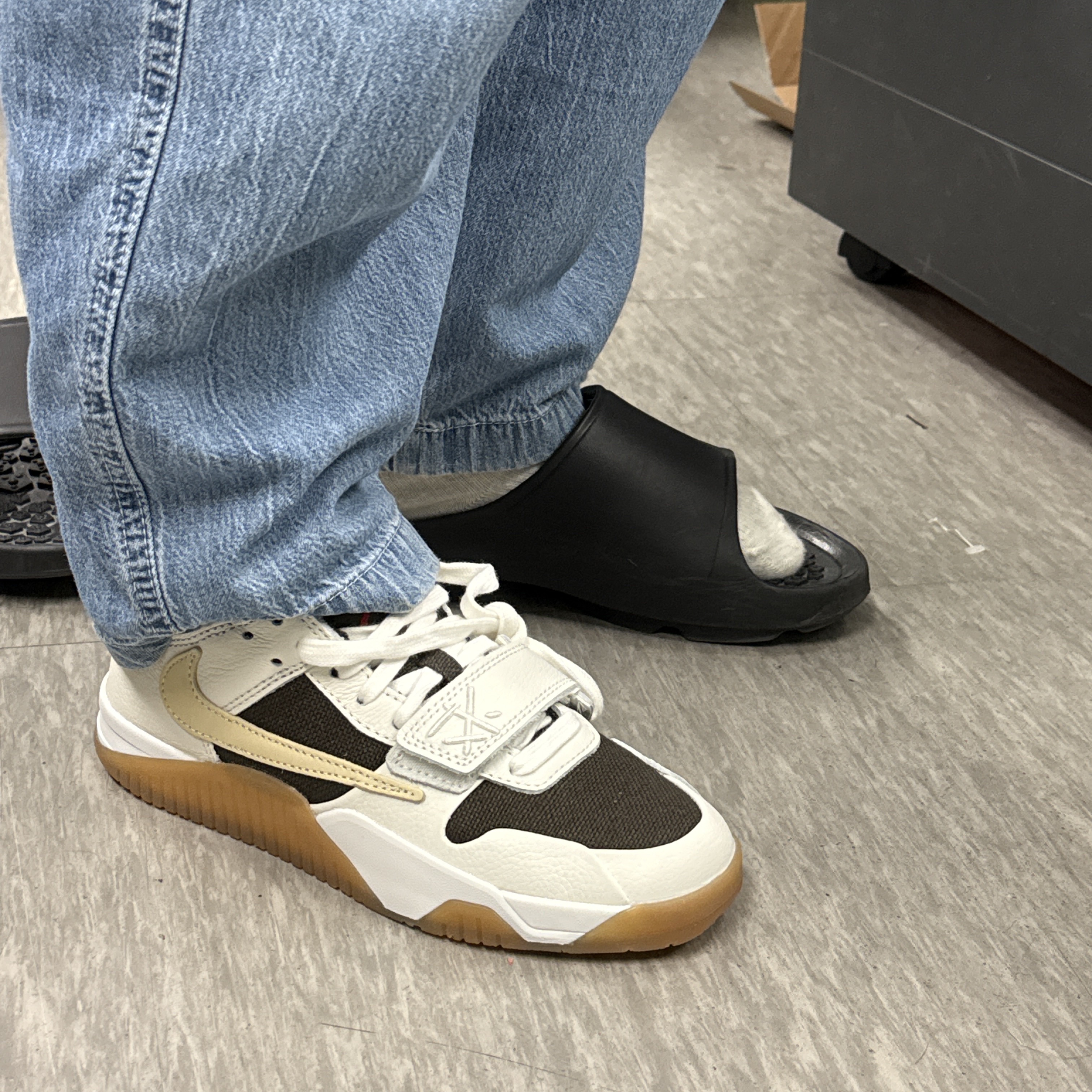 Jordan x Travis Scott Jumpman Jack TR Sail and Dark Mocha 착용 스타일