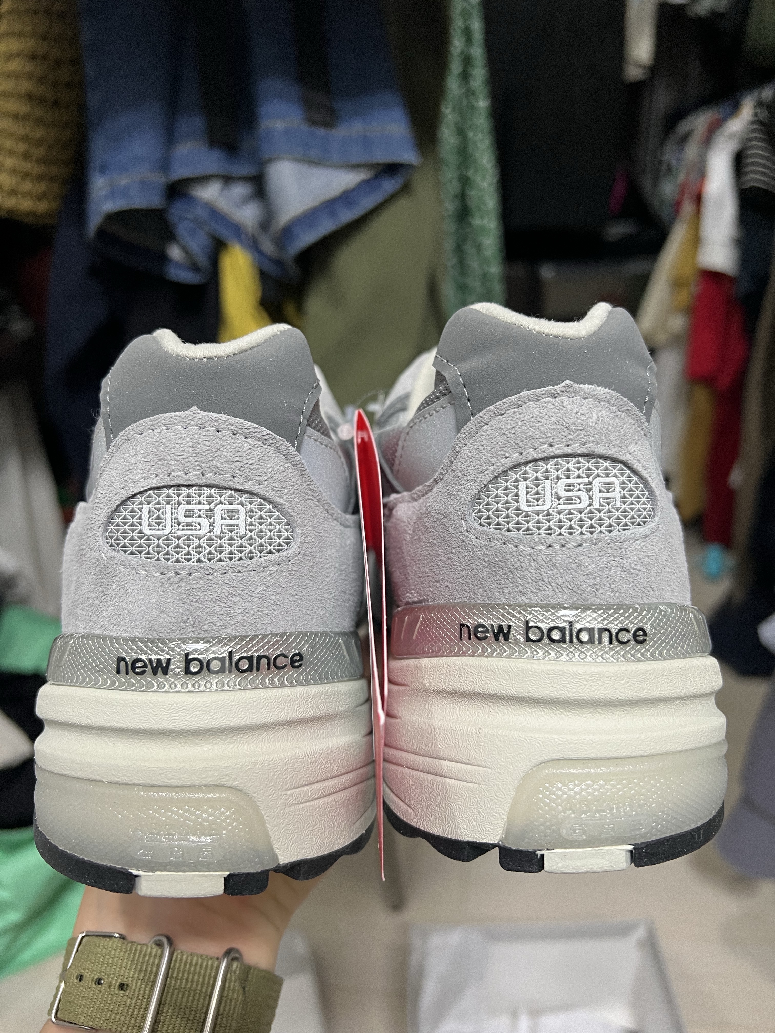 New Balance 992 Made in USA Core Grey Silver Metallic 착용 스타일 - 3