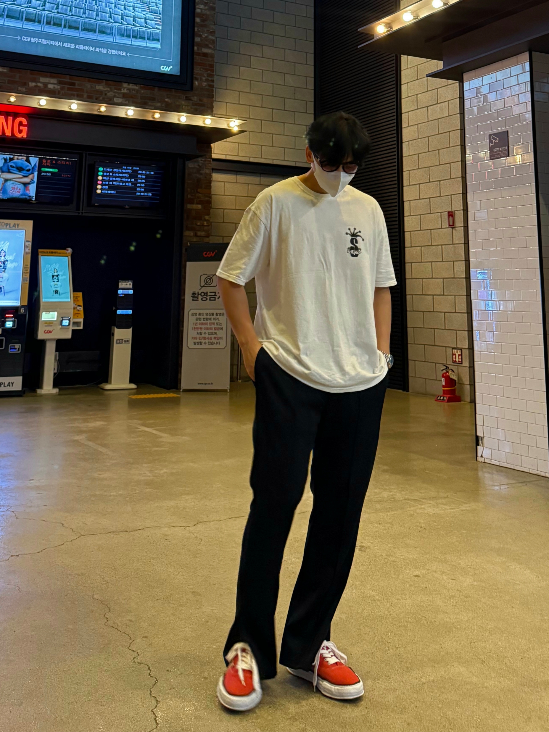 Stussy Crown Band T-Shirt White, Maison Mihara Yasuhiro Baker OG Sole Canvas Low Cut Sneakers Red 착용 스타일
