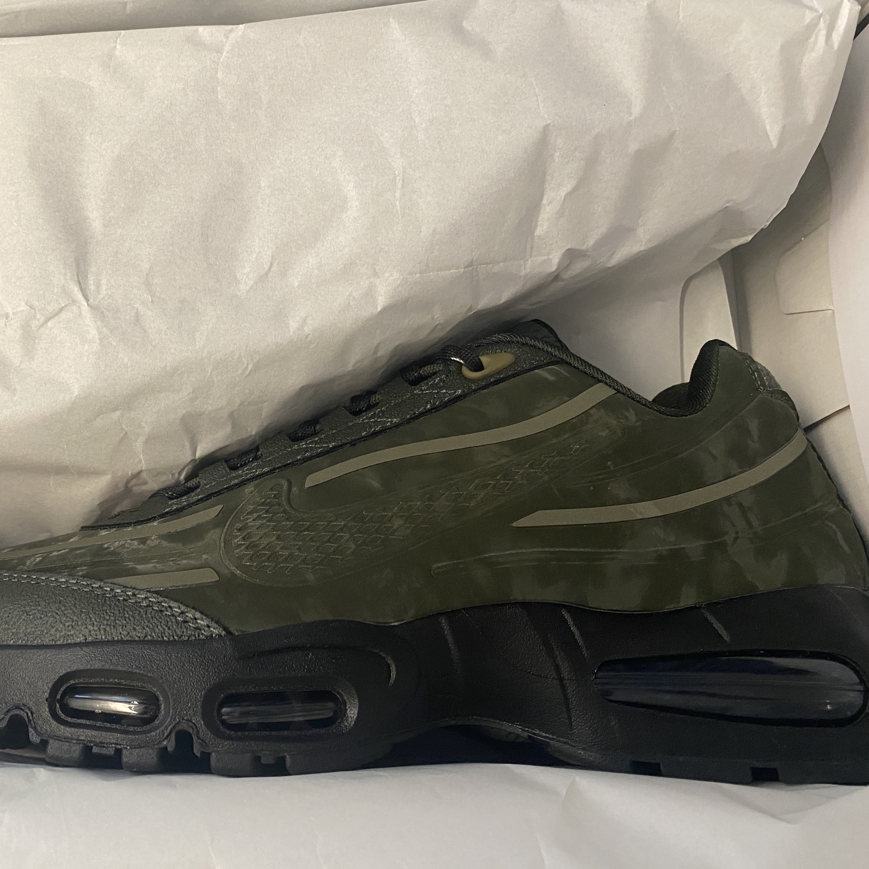Nike x Worksout Air Max 95 Medium Olive and Sequoia 착용 스타일 - 1