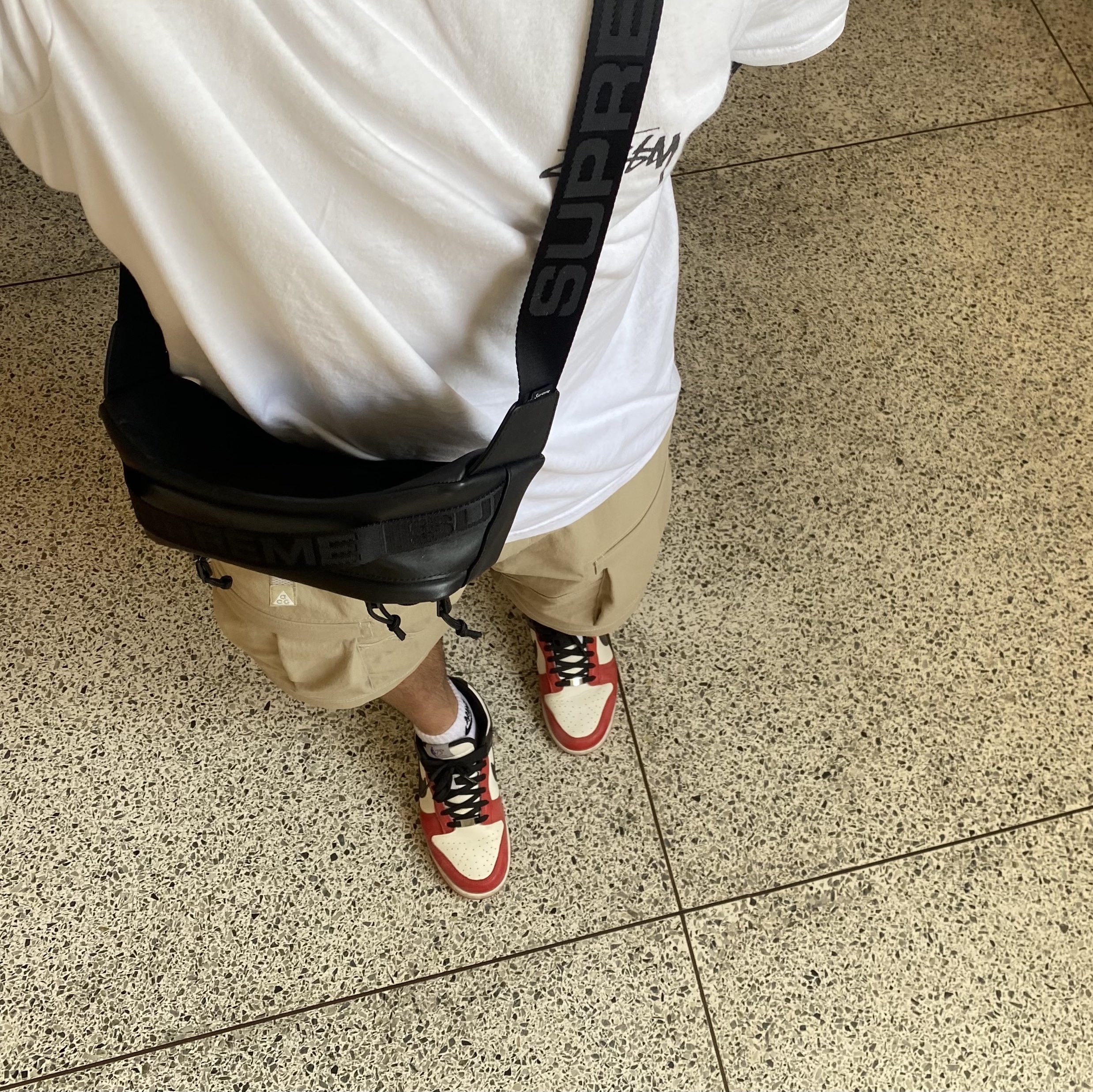 Nike x NBA Dunk Low Retro EMB Black and Chile Red 착용 스타일