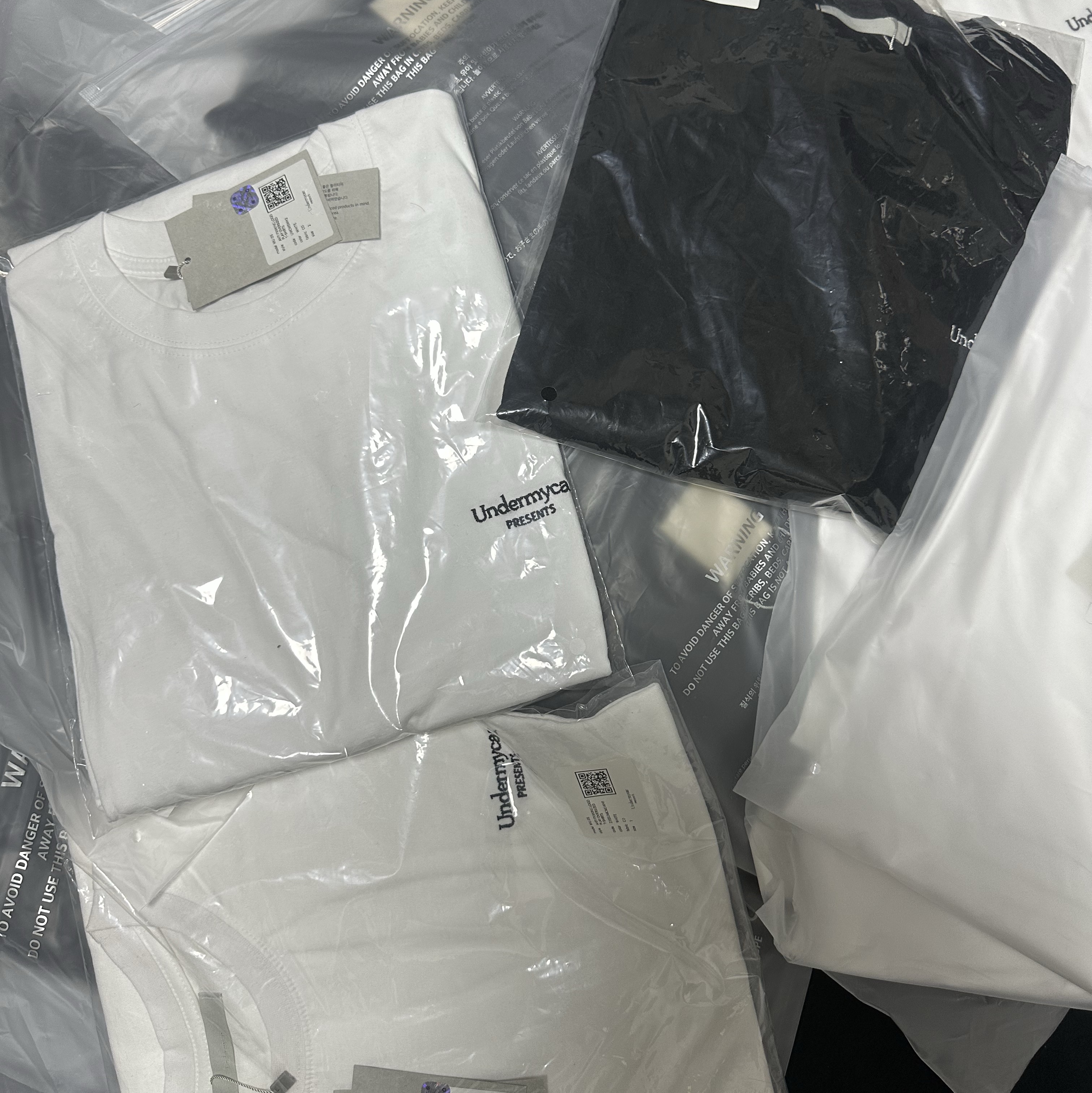 Undermycar Mu.125 Original Logo Oversized Crop PK Shirts Charcoal, Undermycar Mu.125 Original Logo Oversized Crop PK Shirts Black 착용 스타일