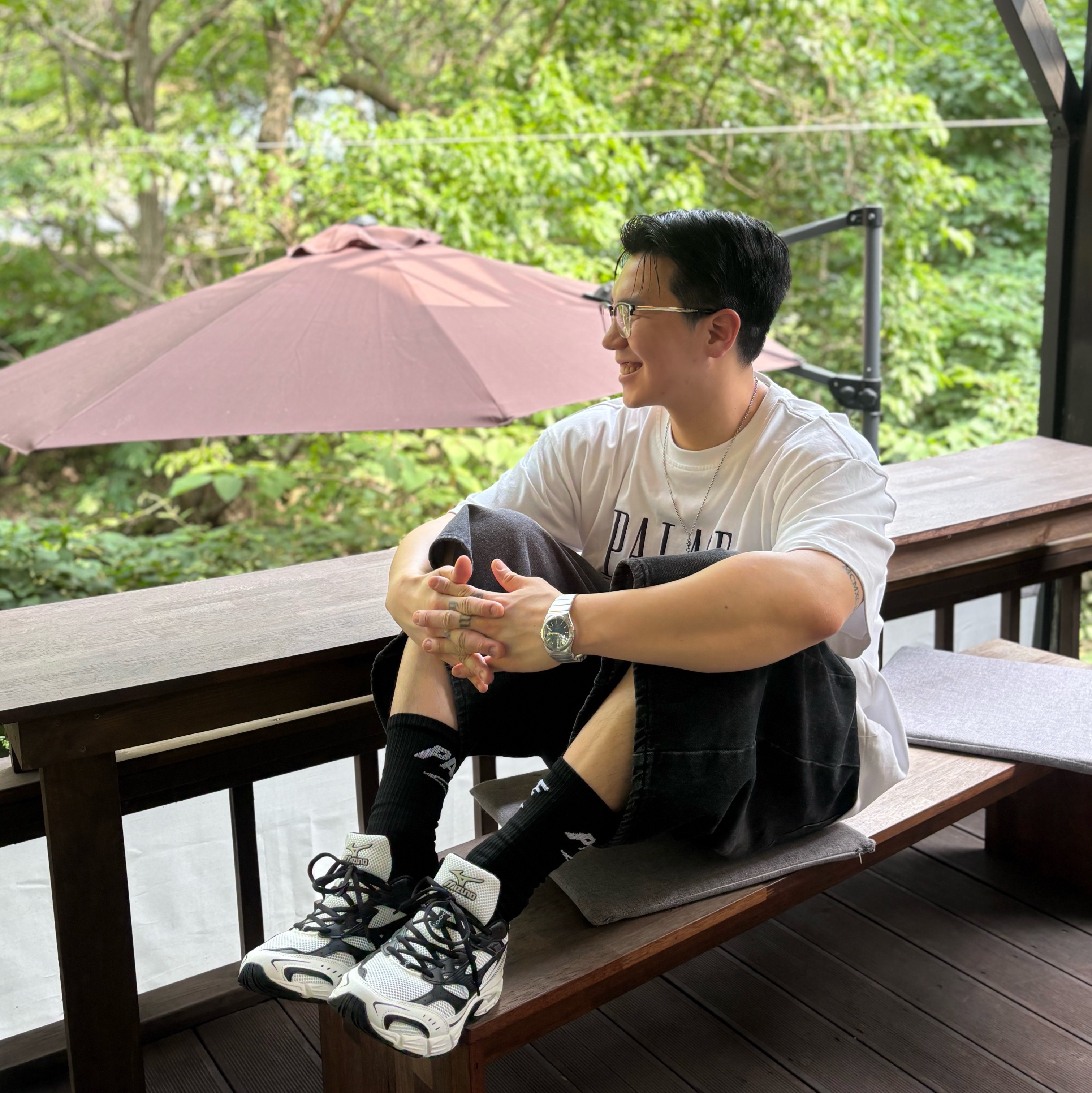 Palace x Gap Heavy Jersey T-Shirt White - 24SS, Palace x Umbro Socks Black - 24SS 착용 스타일 - 3