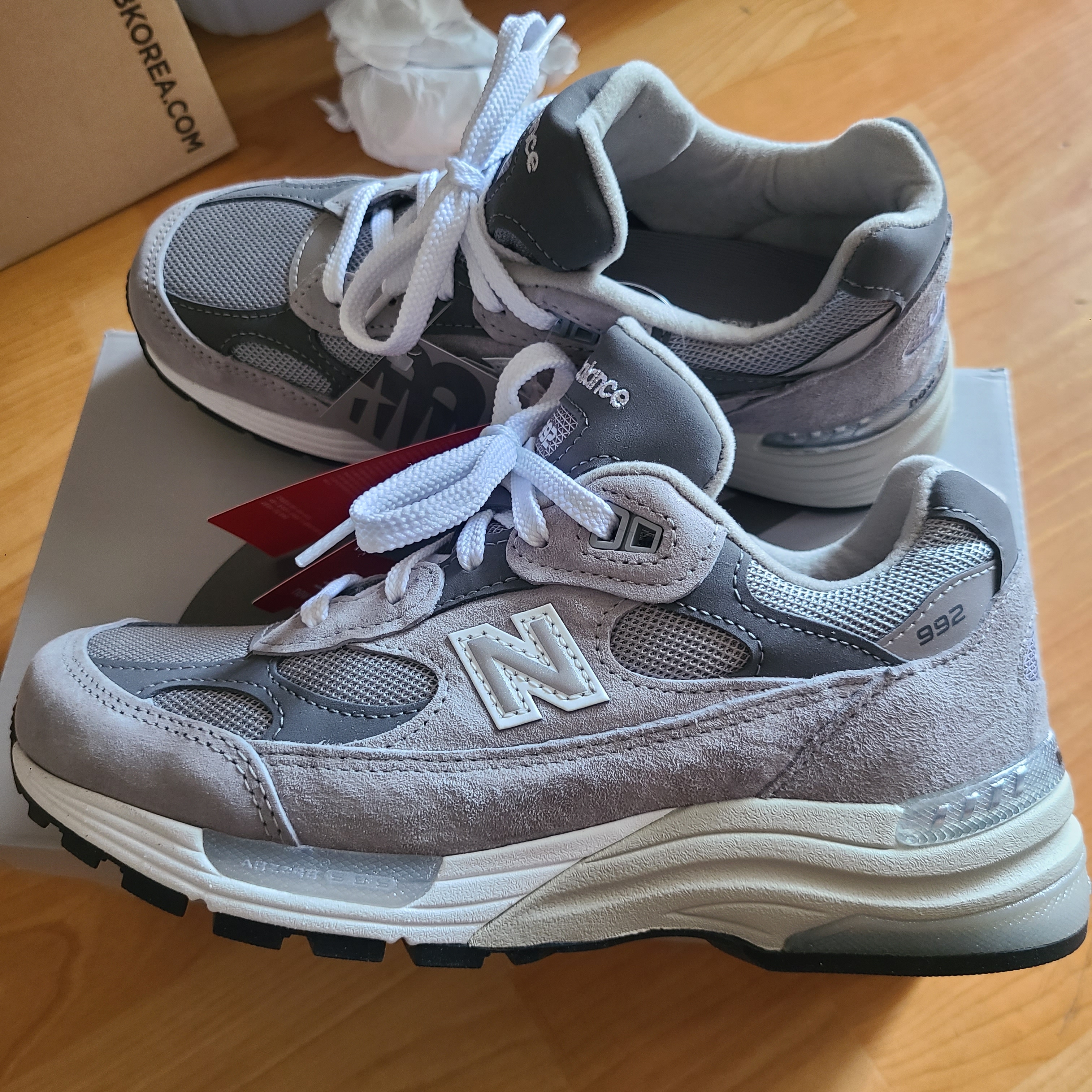 New Balance 992 Made in USA Core Grey Silver Metallic 착용 스타일 - 3