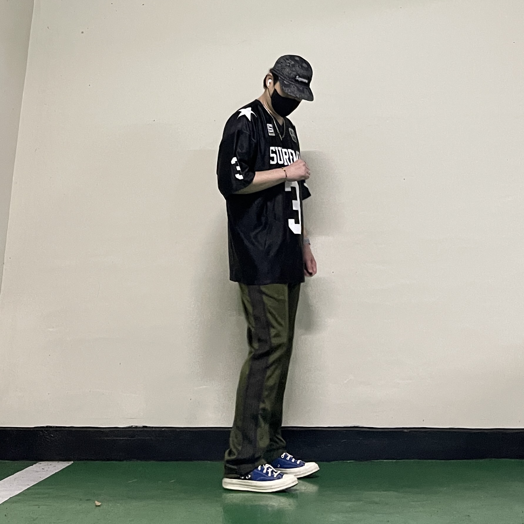 Needles Narrow Track Pants Poly Smooth Olive, Supreme Star Football Jersey Black - 24FW 착용 스타일 - 3