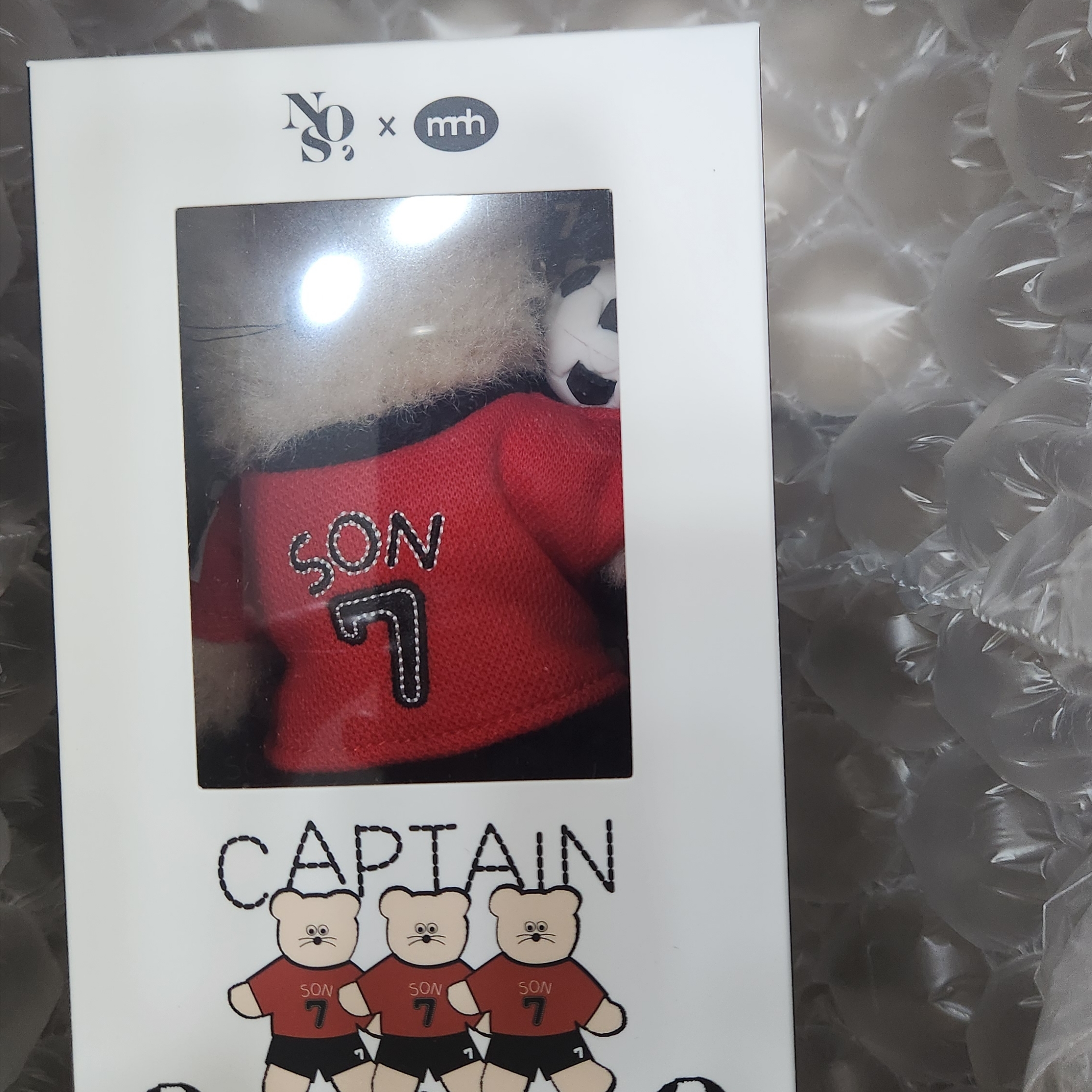 Monamhee x NOS7 Captain SON.hee Keyring Red 착용 스타일