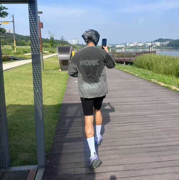 Hoka Mafate Speed 4 Lite Starlight Glow Aster Flower, Oakley Eye Jacket Redux Matte Black Frame Prizm Grey Lenses High Bridge Fit 착용 스타일 - 5