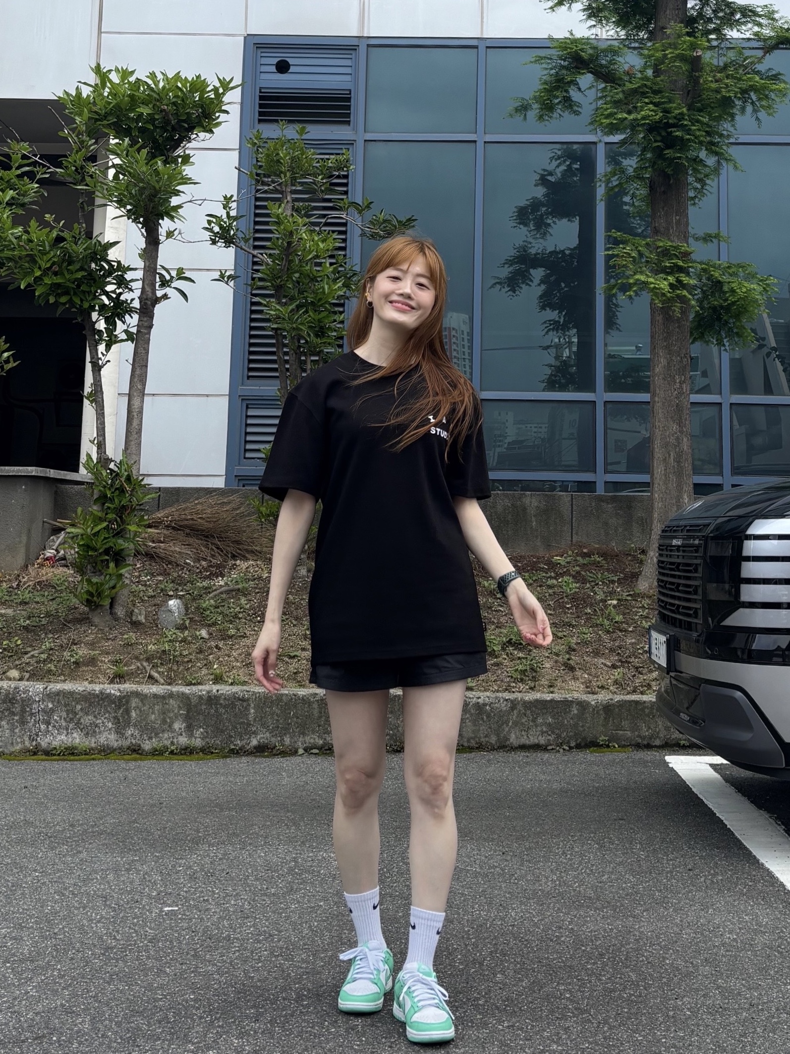 IAB Studio 10th Anniversary T-Shirts Pack White & Black (2 Pack), (W) Nike Dunk Low Green Glow 착용 스타일 - 1