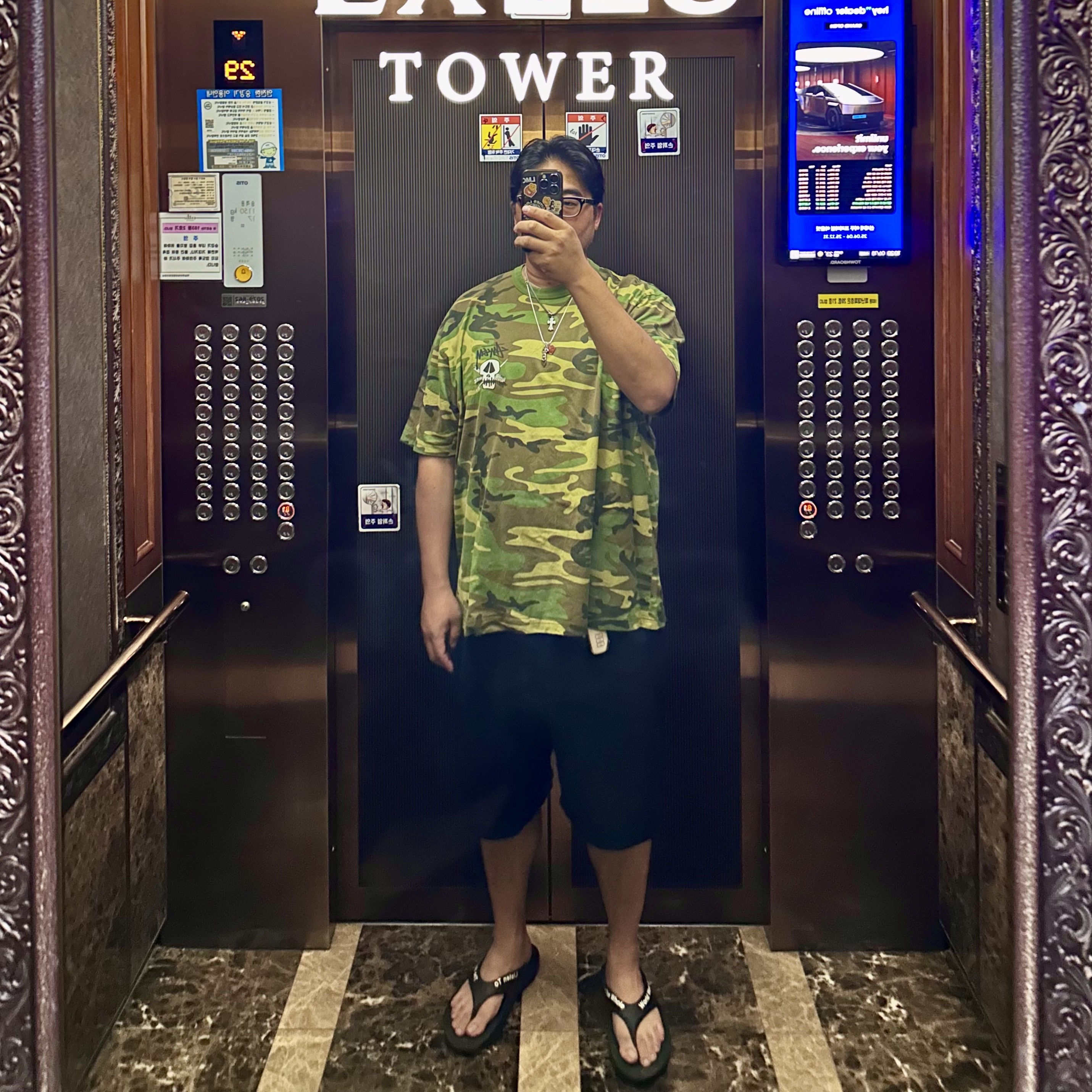 Stussy Fresh Foils T-Shirt Camo, Stussy Denim Big OL' Shorts Black 착용 스타일 - 1