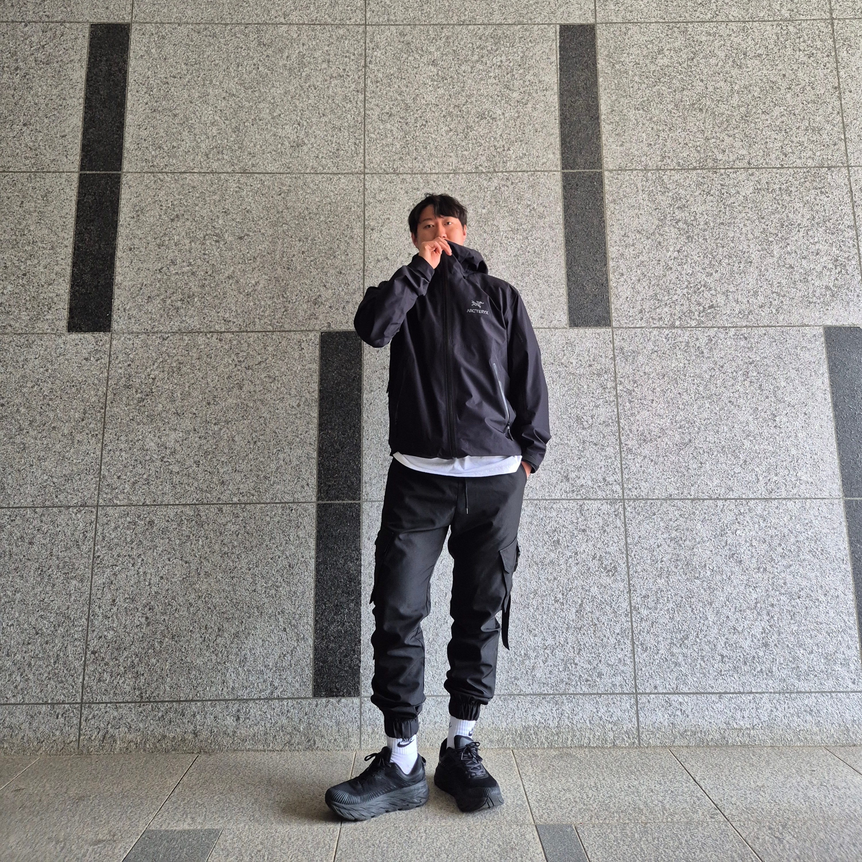Arc'teryx Beta LT Jacket Black, Hoka Bondi 7 Black 착용 스타일
