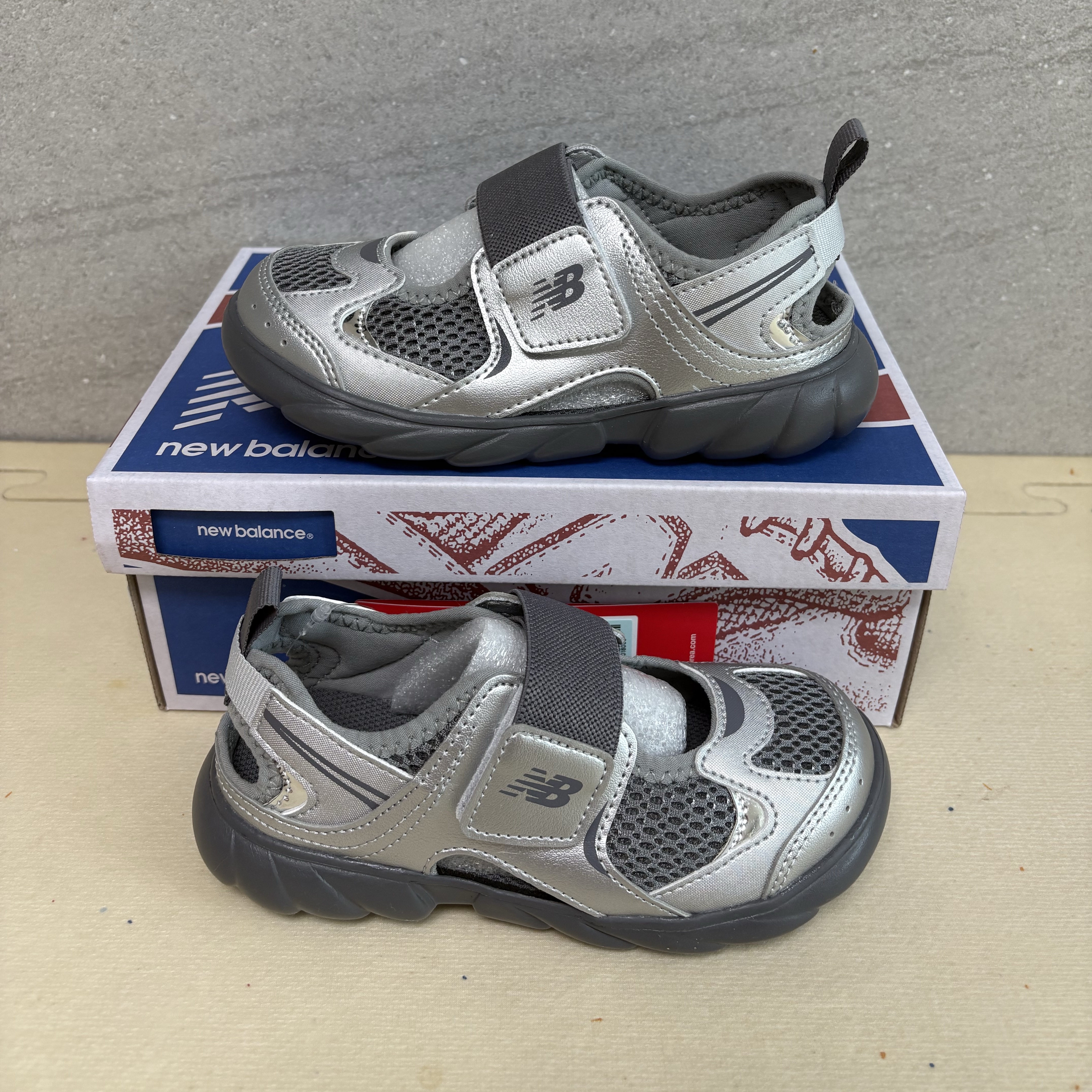 (Kids) New Balance Freedle 920 Sandal Charcoal 착용 스타일