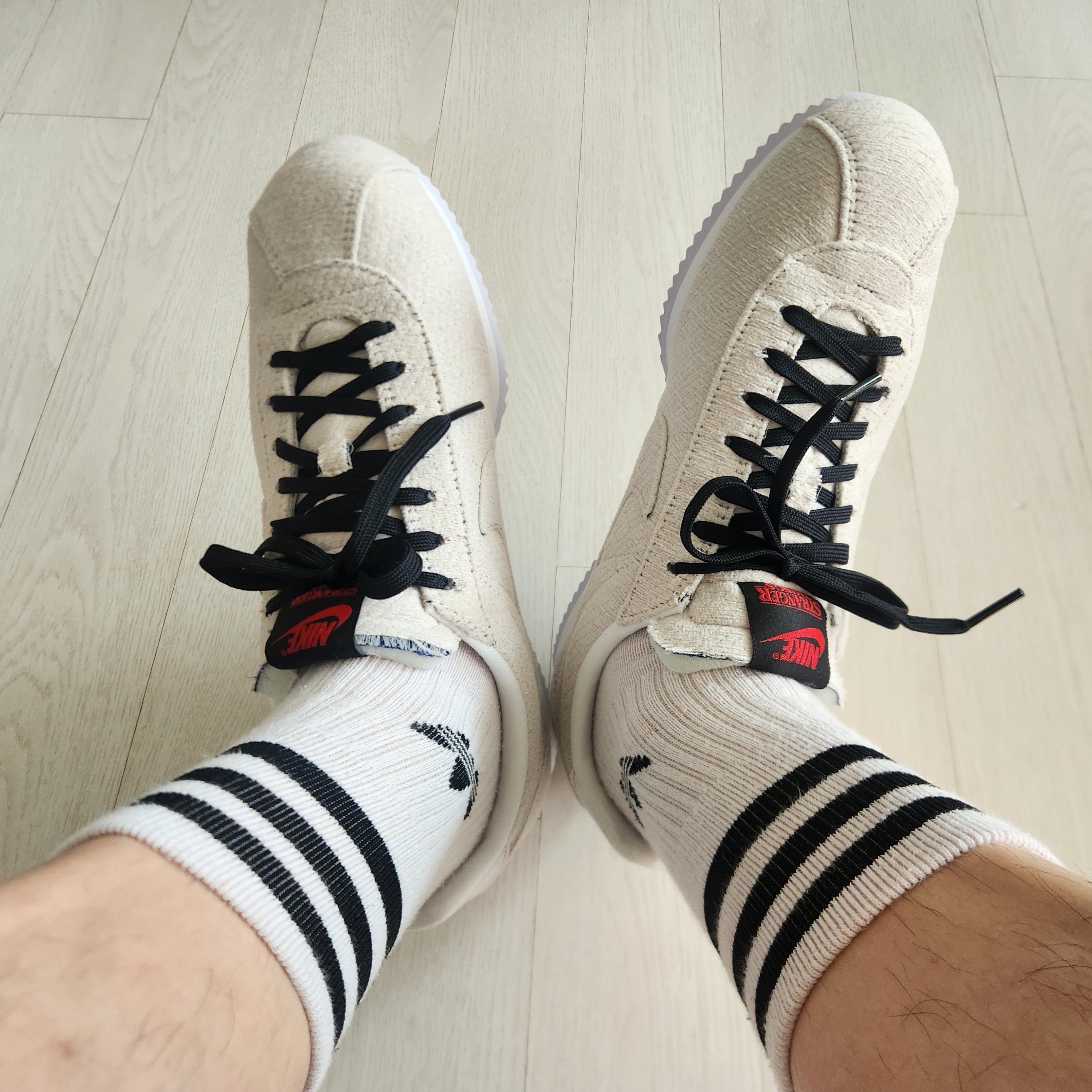 Nike x Stranger Things Classic Cortez Sail Upside Down Pack 착용 스타일 - 5
