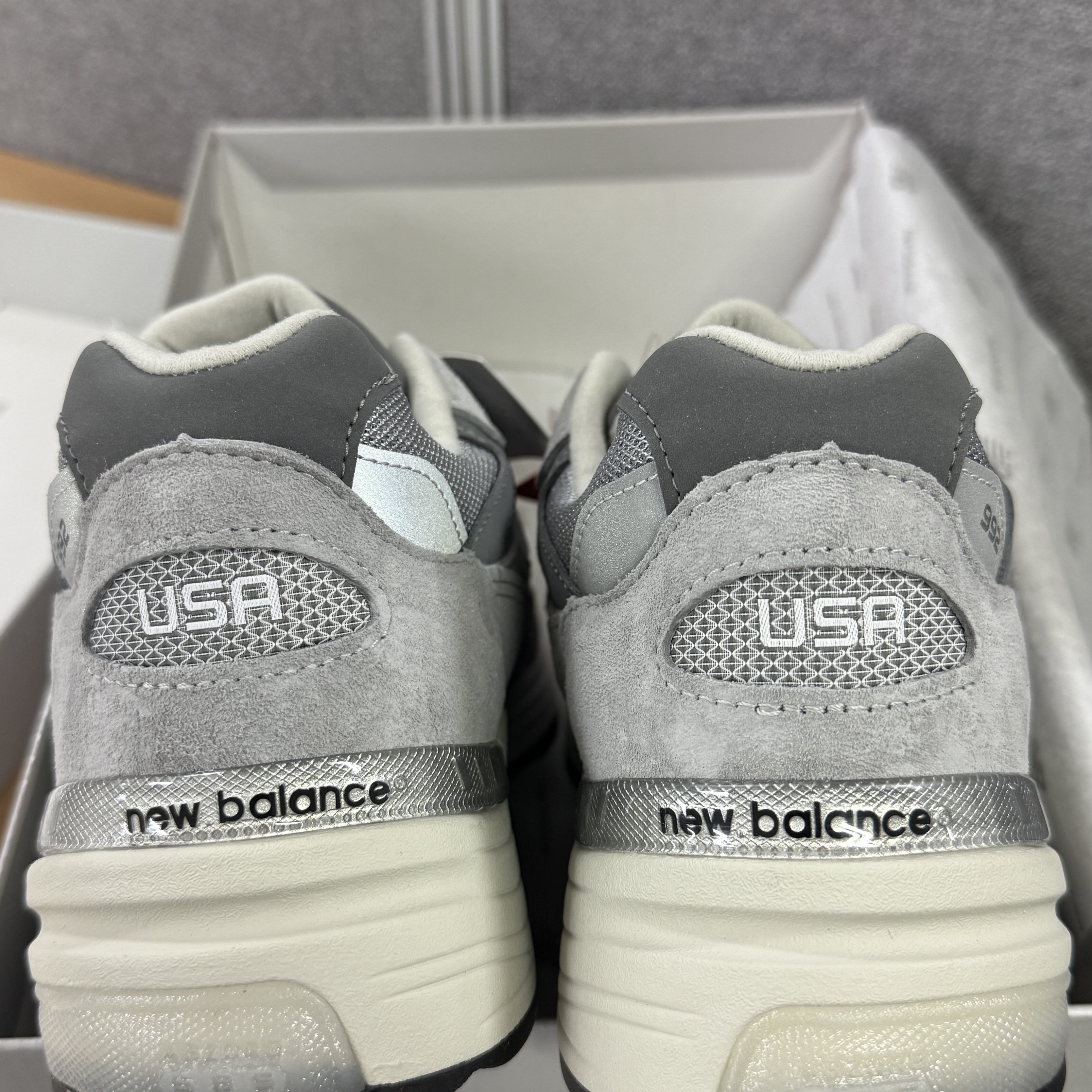 New Balance 992 Made in USA Core Grey Silver Metallic 착용 스타일 - 7