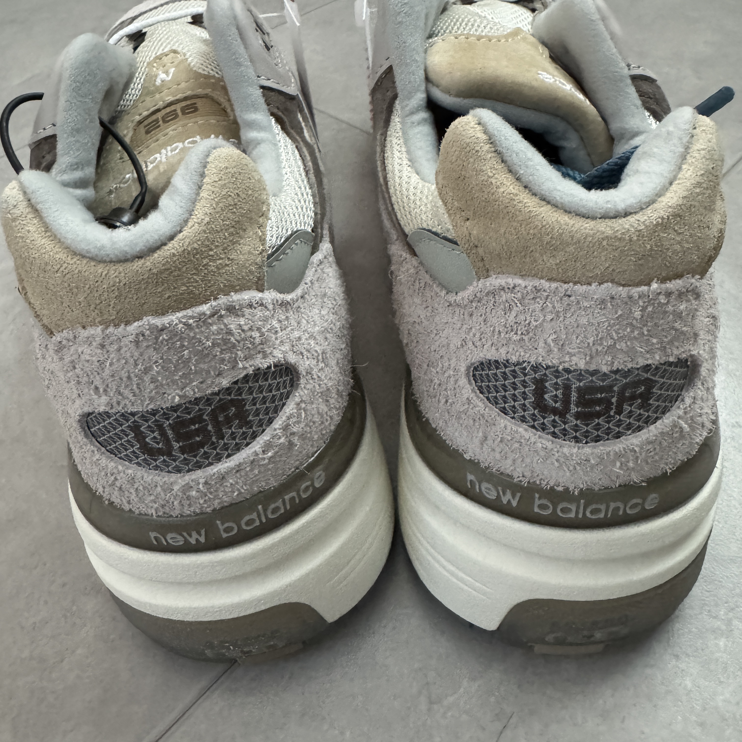 New Balance 992 Made in USA Moonrock Mushroom 착용 스타일 - 2
