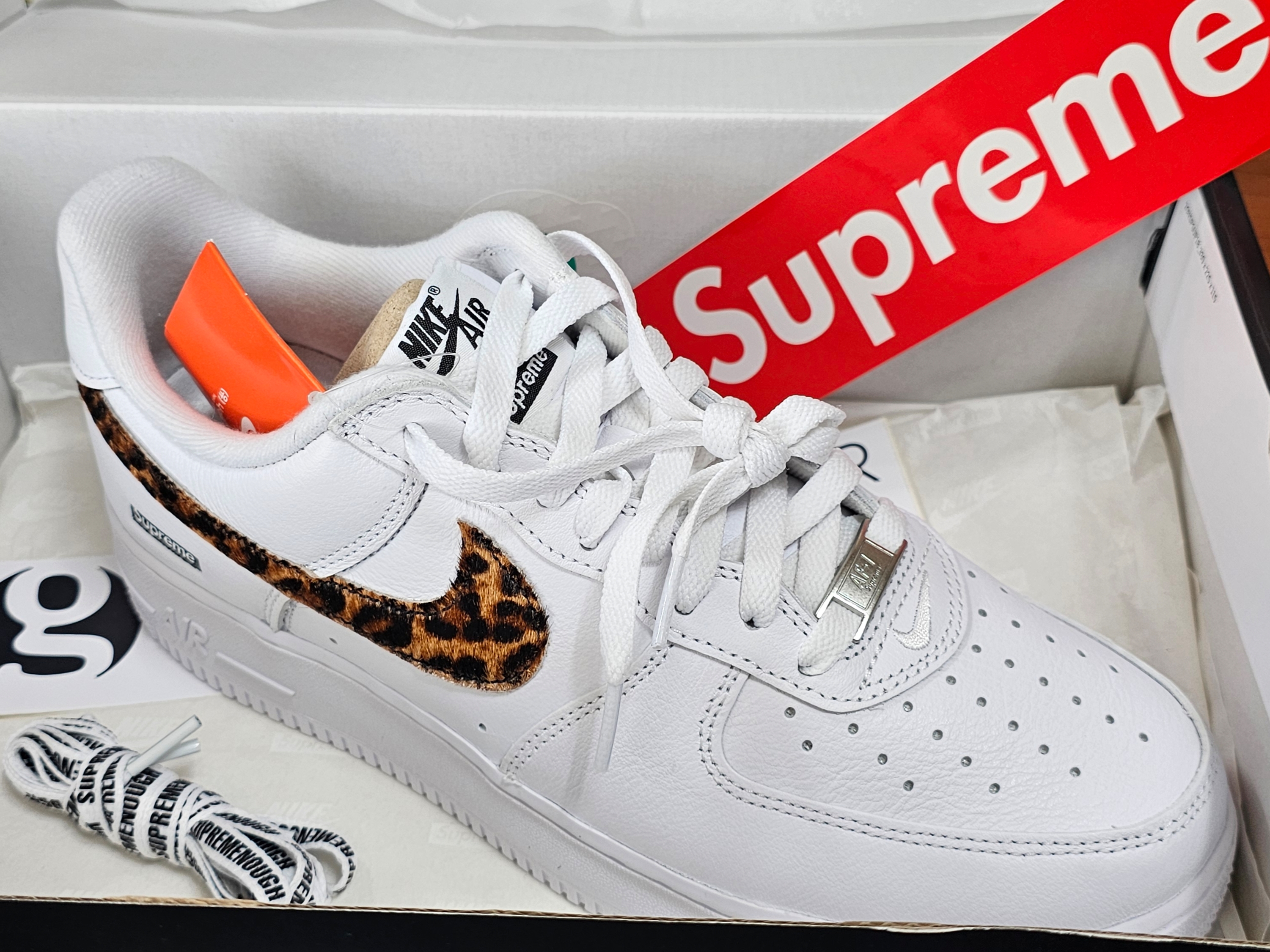 Nike x Supreme x GOODENOUGH Air Force 1 Low White - 25SS 착용 스타일 - 2
