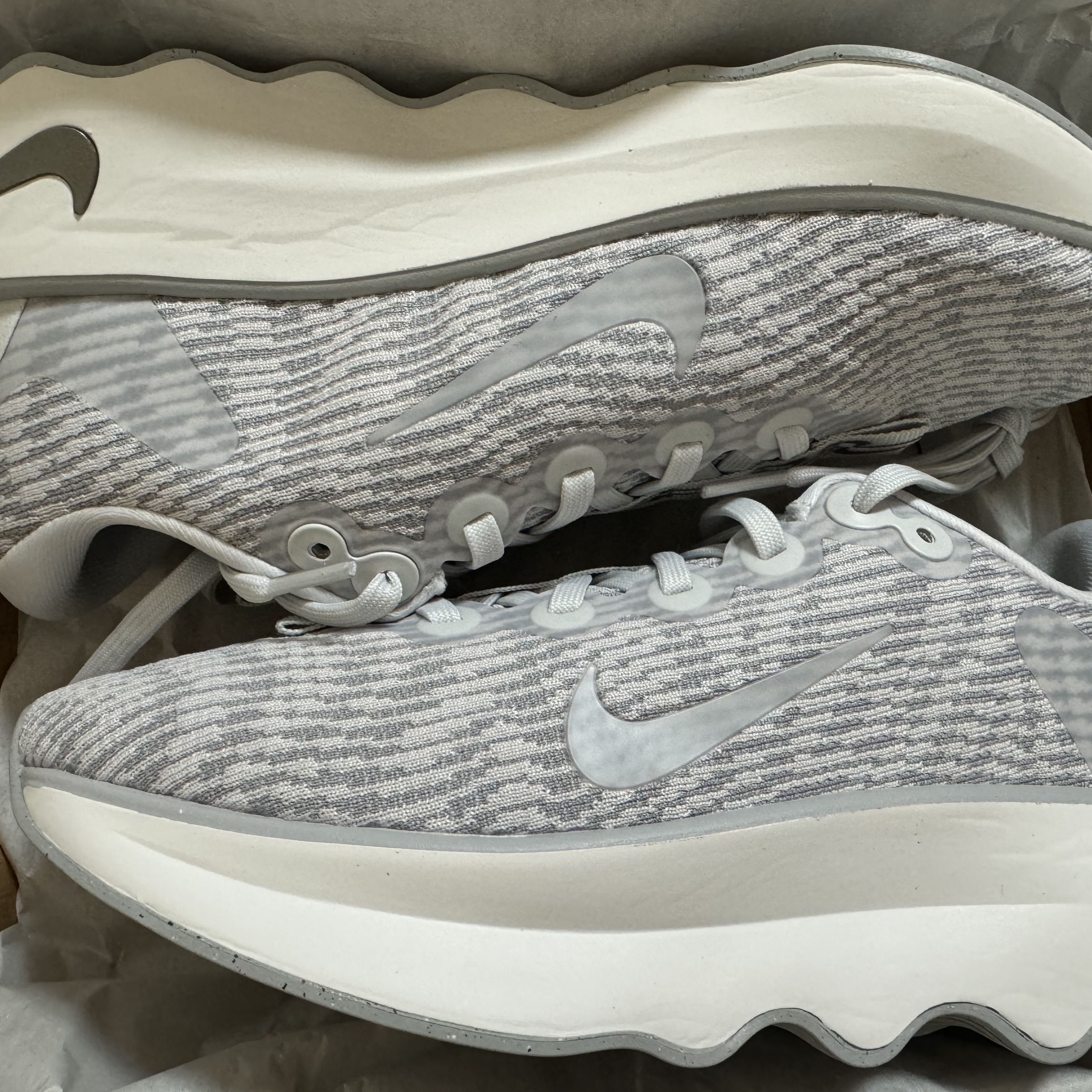 (W) Nike Motiva Light Silver Jade Horizon 착용 스타일