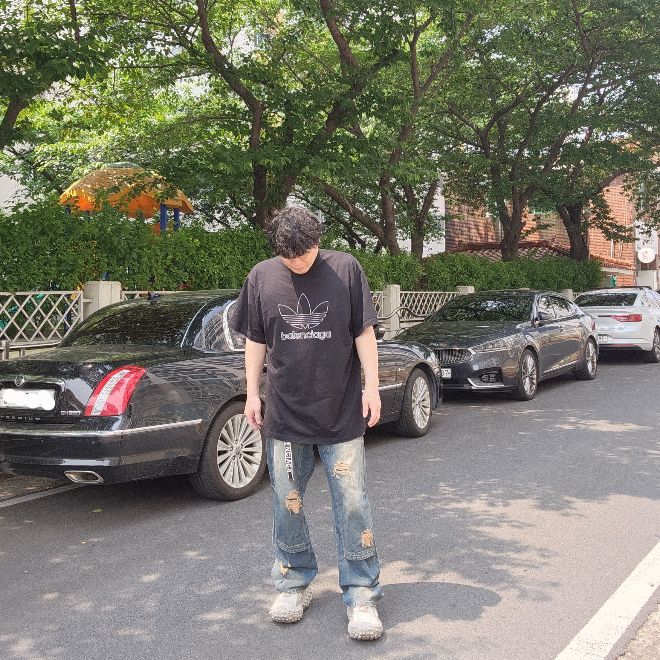 Balenciaga x Adidas T-Shirt Oversized Black 착용 스타일