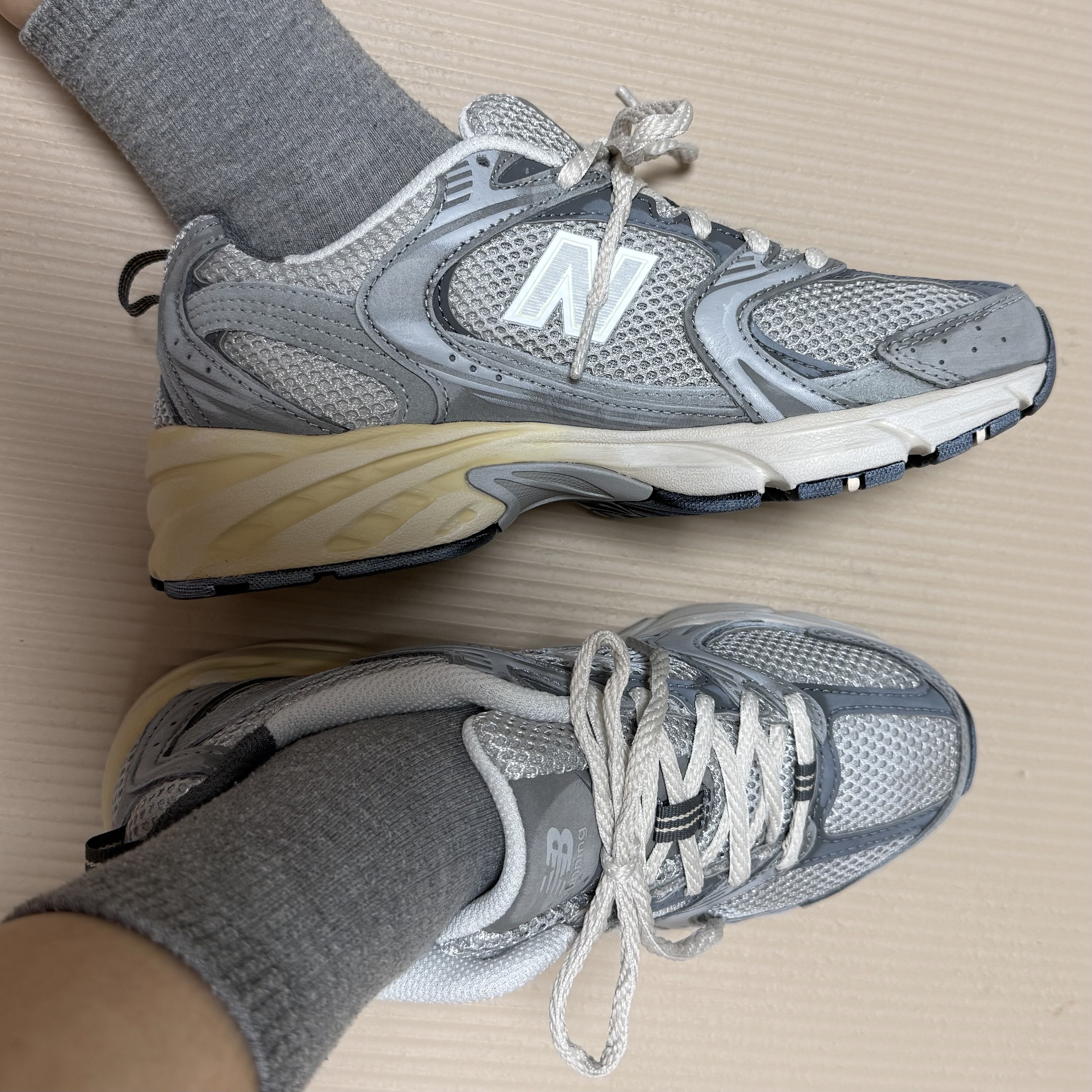 New Balance 530 Premium Vintage Grey Matter 착용 스타일 - 2
