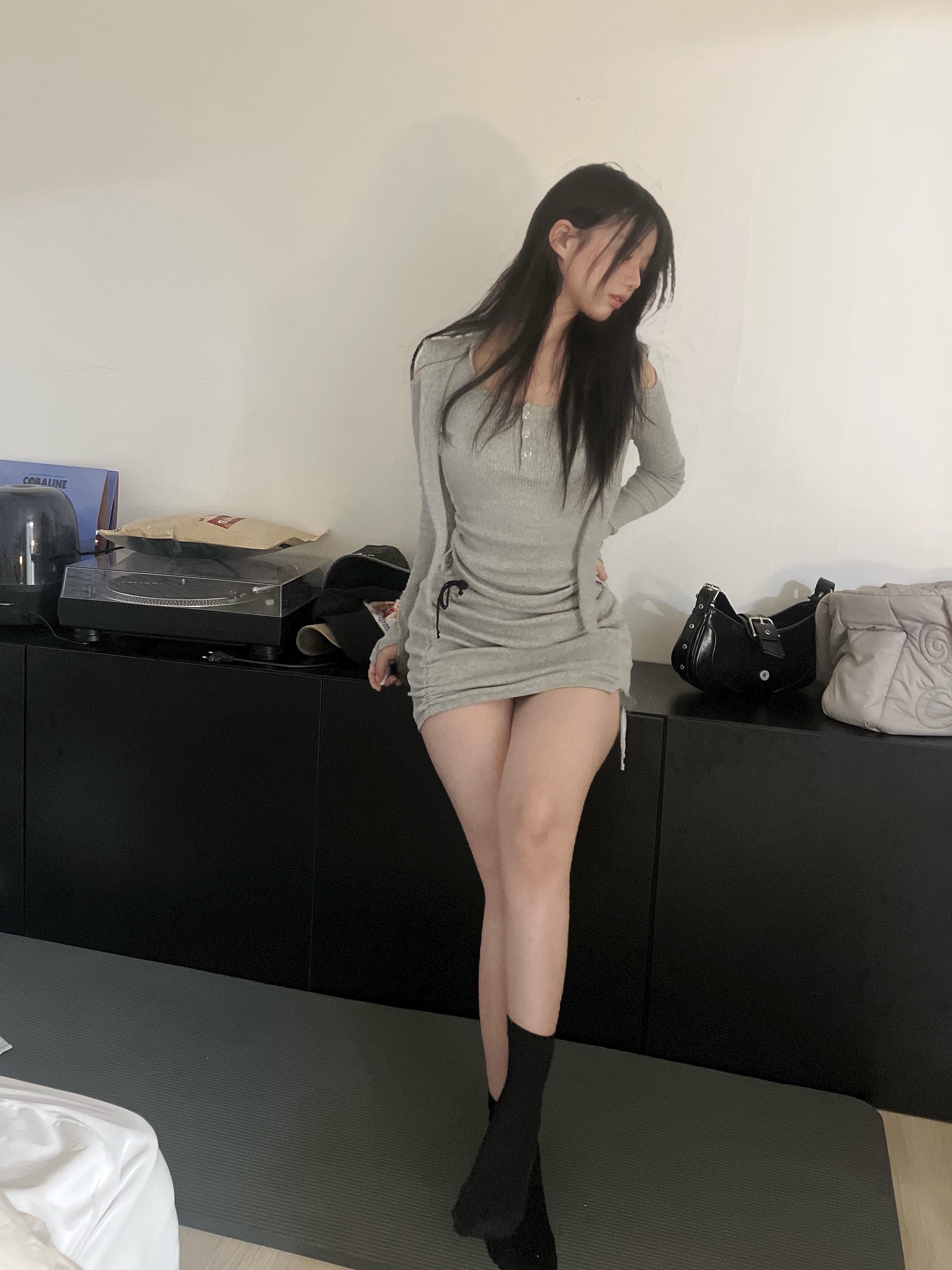 Don't Ask My Plan Off Shoulder Hooded Long Sleeve - Gray, Don't Ask My Plan Shirring String Skirt - Gray 착용 스타일 - 2