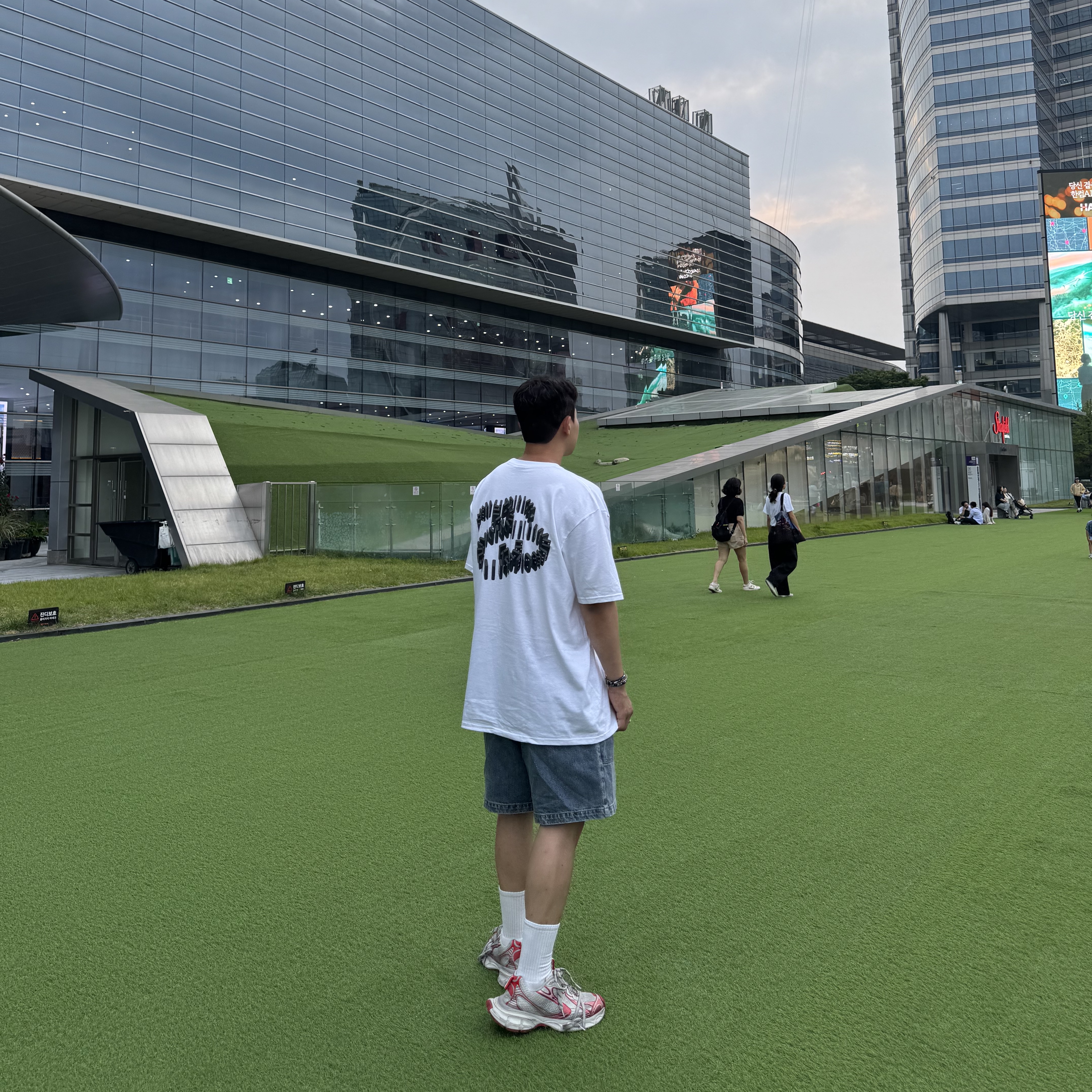 Stussy Dominoes T-Shirt White 착용 스타일