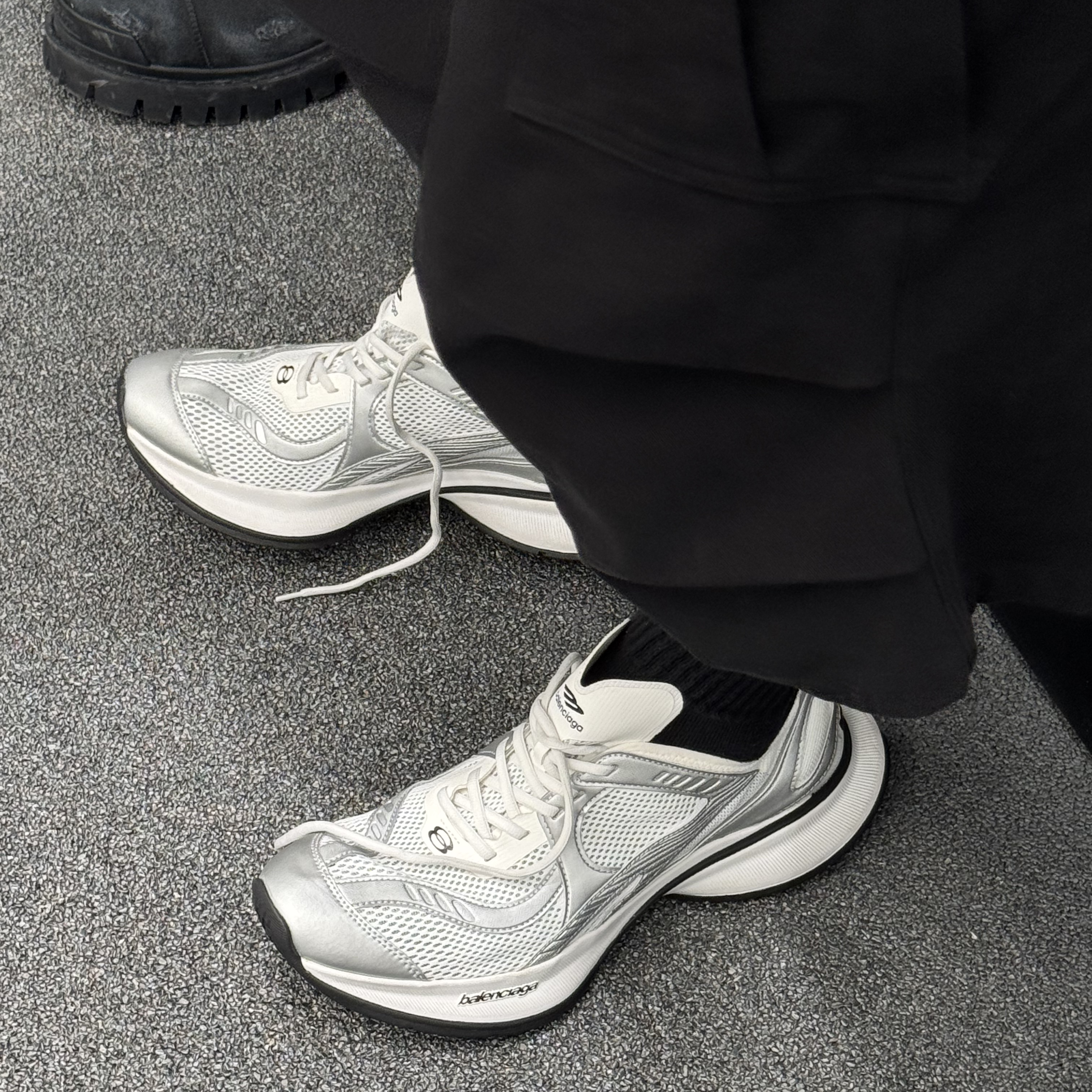 Balenciaga Circuit Sneaker White Silver 착용 스타일