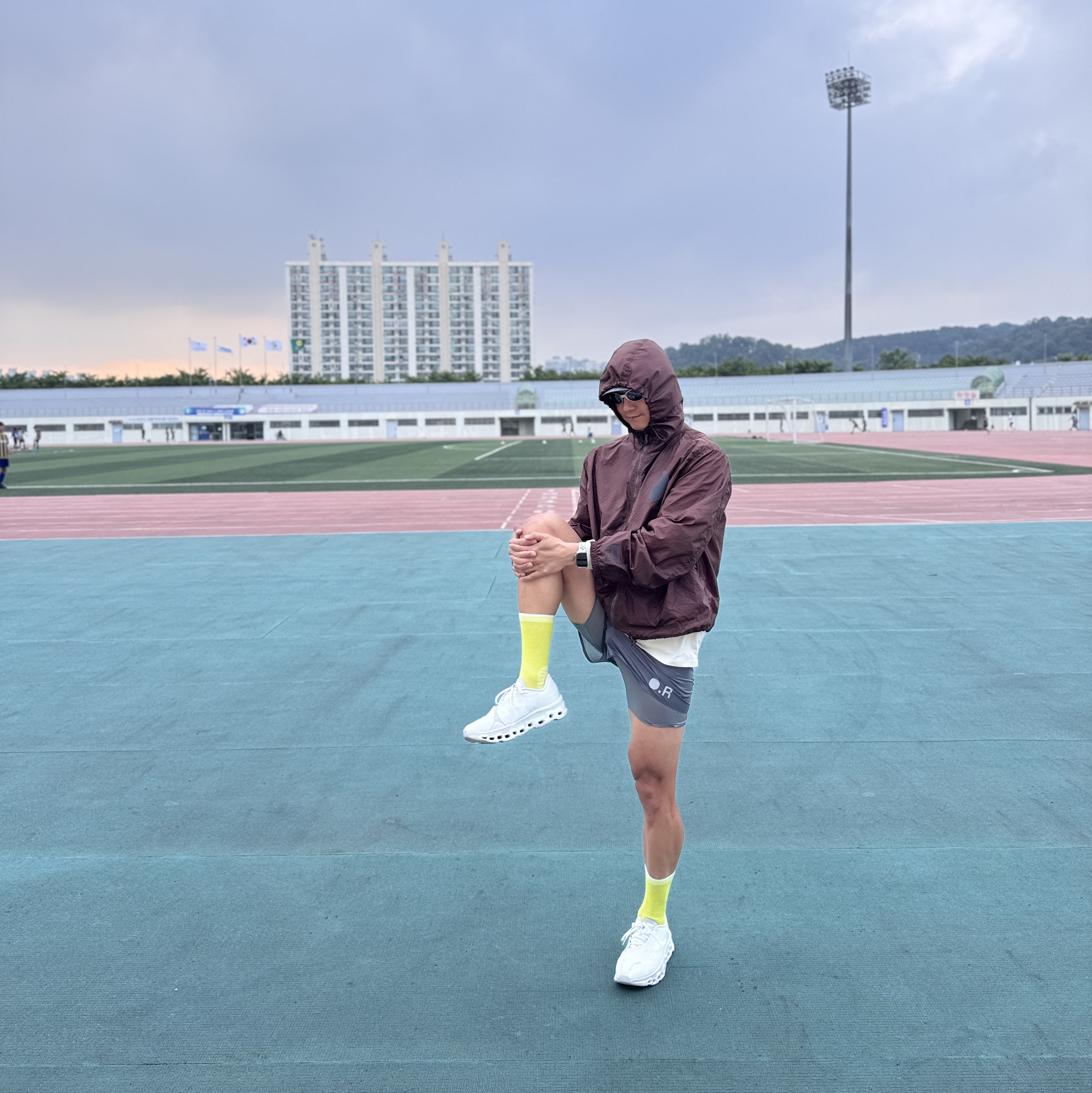 Hoka Mafate Speed 4 Lite Starlight Glow Aster Flower, Oakley Eye Jacket Redux Matte Black Frame Prizm Grey Lenses High Bridge Fit 착용 스타일 - 7