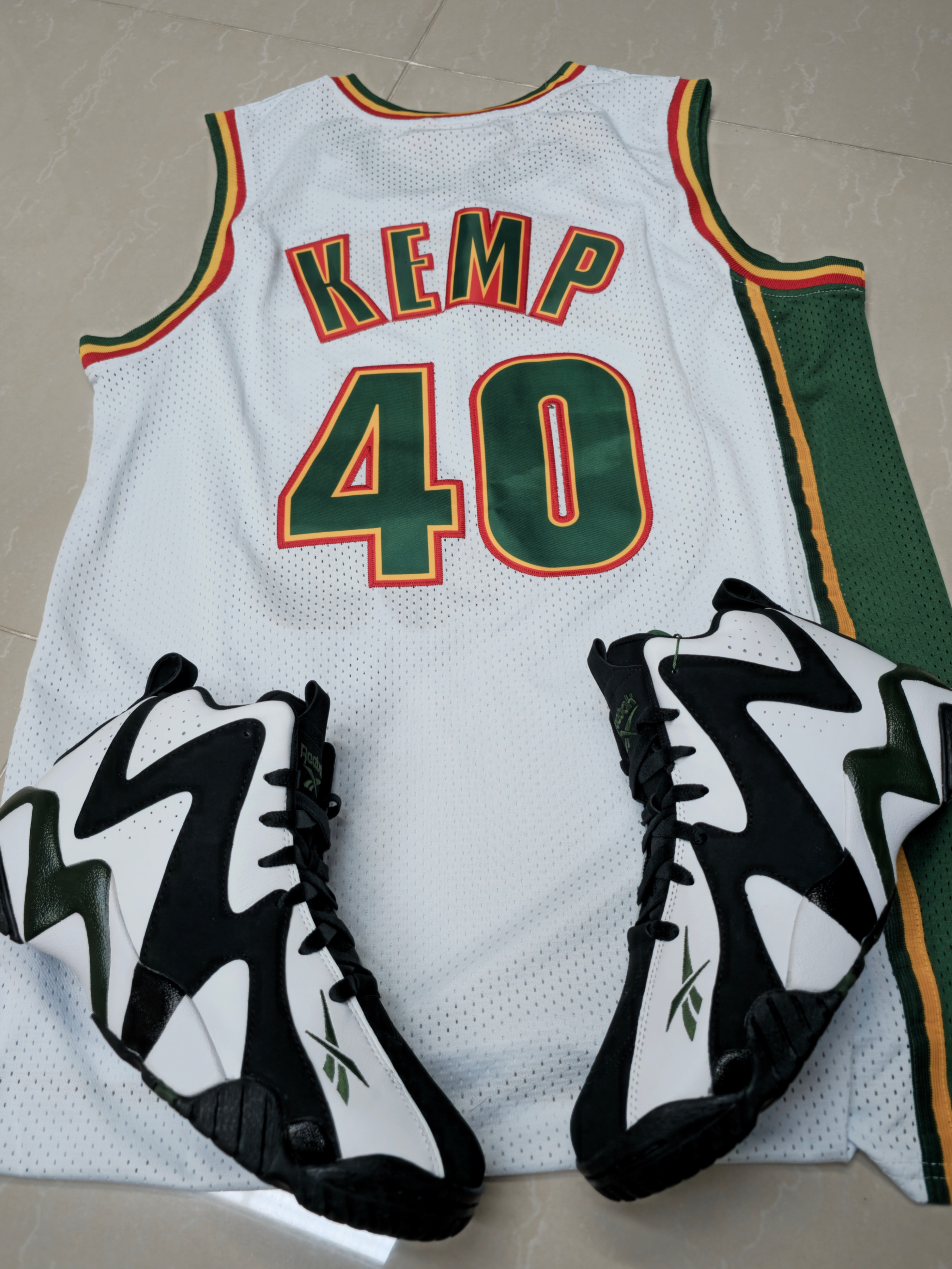 Reebok Kamikaze 1 Mid Seattle Supresonics, Reebok Shaqnosis OG Black White 2013 착용 스타일 - 1