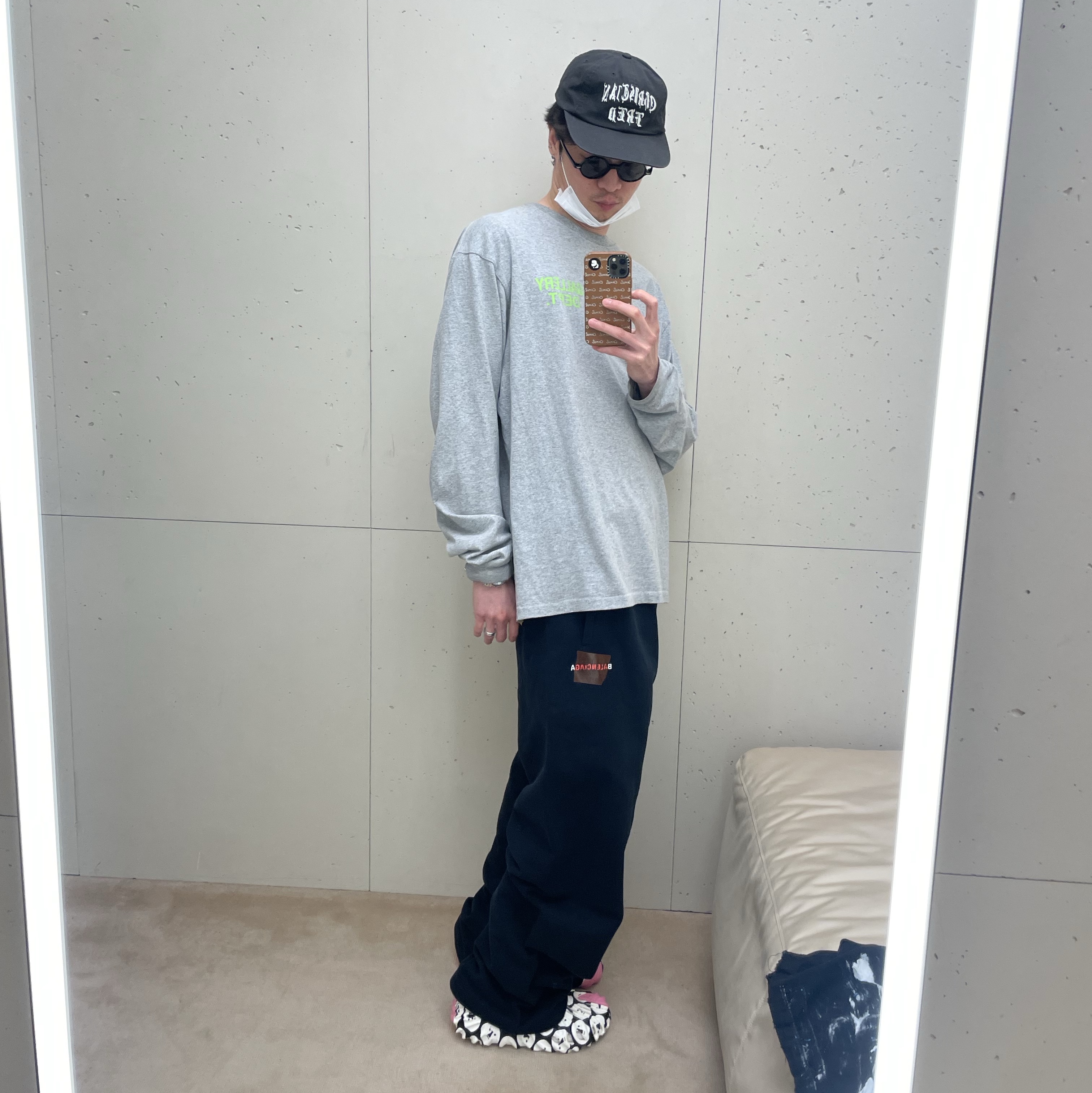Crocs x Salehe Bembury x Nina Chanel Abney Art Friends Thumbs Up Good Job Pollex Clog Black White, Gallery Dept. Souvenir LS T-Shirt Heather Grey 착용 스타일 - 1