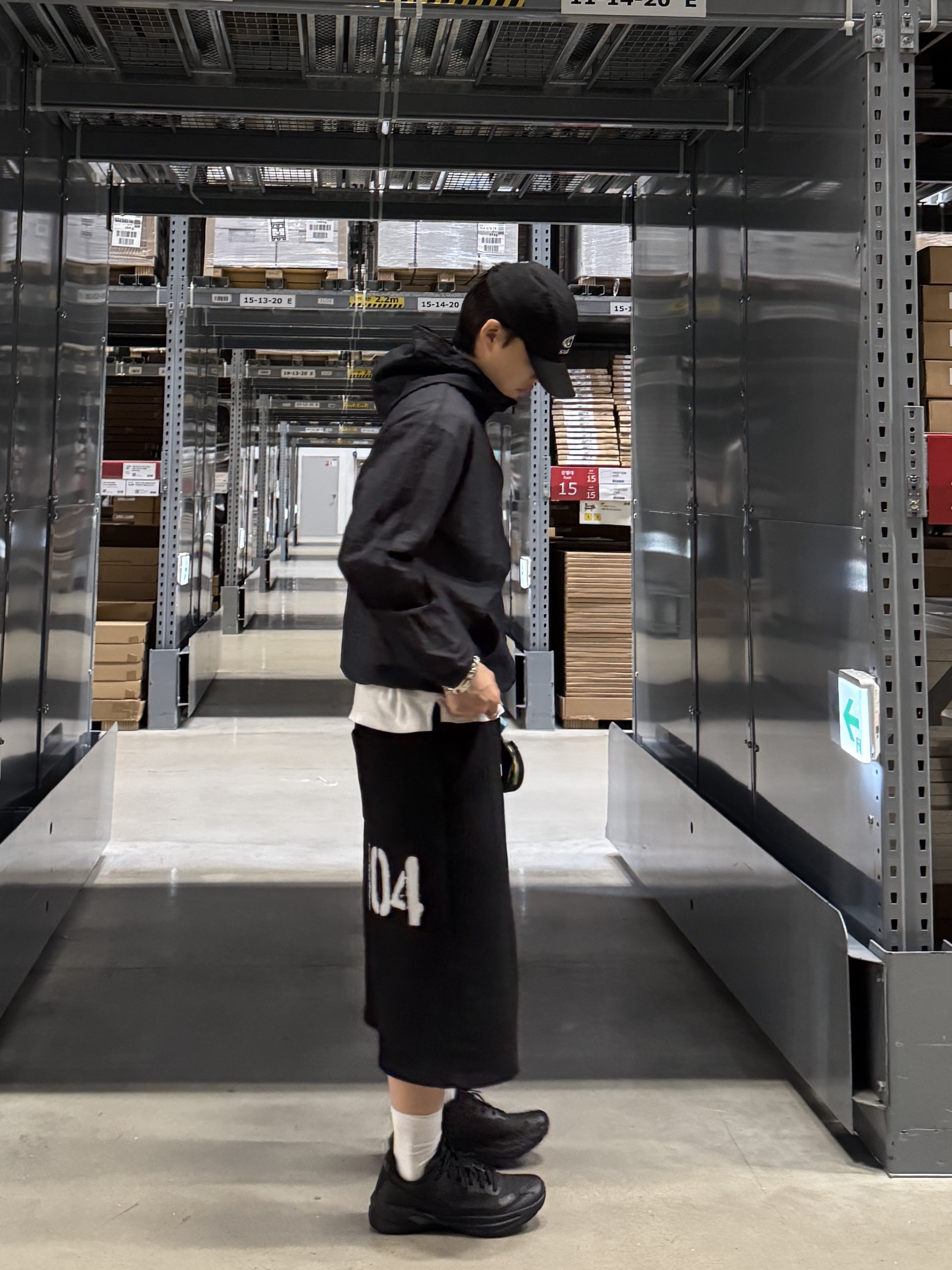 SLOW RECORD HOUSE 04 Bermuda Sweat Pants Black, Salomon x MM6 Maison Margiela Spectur 2 Black Pewter 착용 스타일 - 2