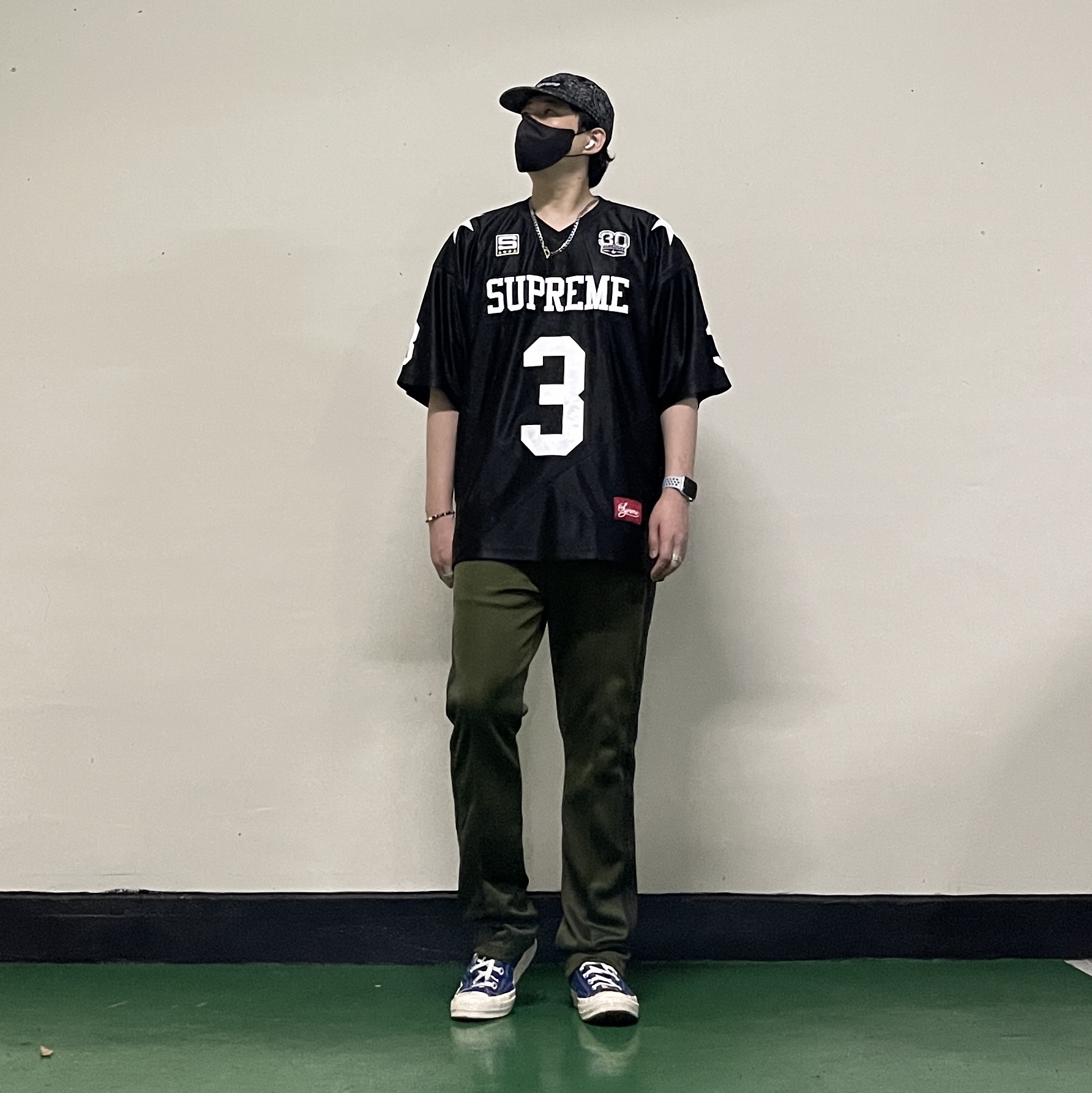 Needles Narrow Track Pants Poly Smooth Olive, Supreme Star Football Jersey Black - 24FW 착용 스타일 - 5