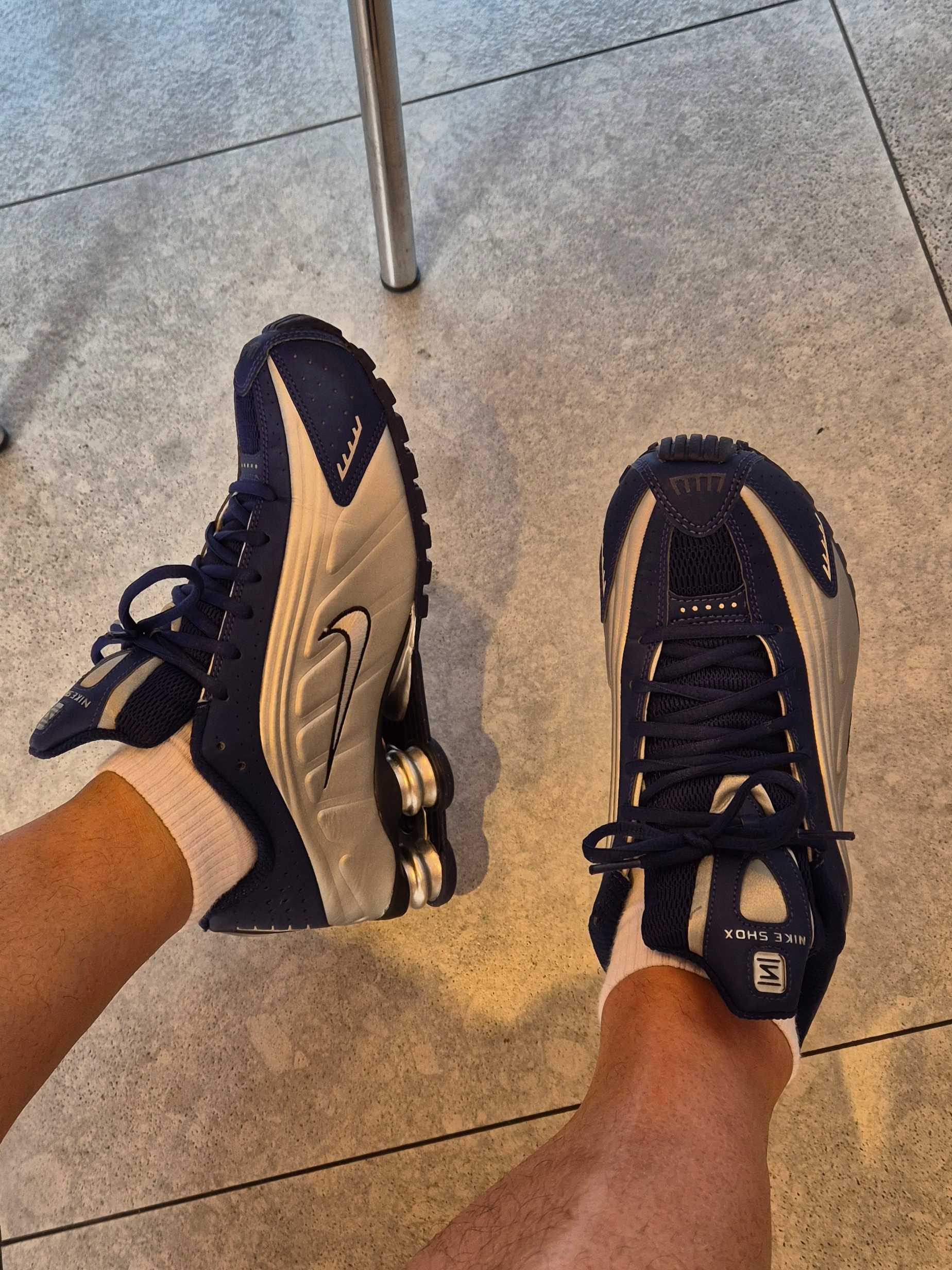 (W) Nike Shox R4 Blue Void Metallic Silver 착용 스타일 - 2