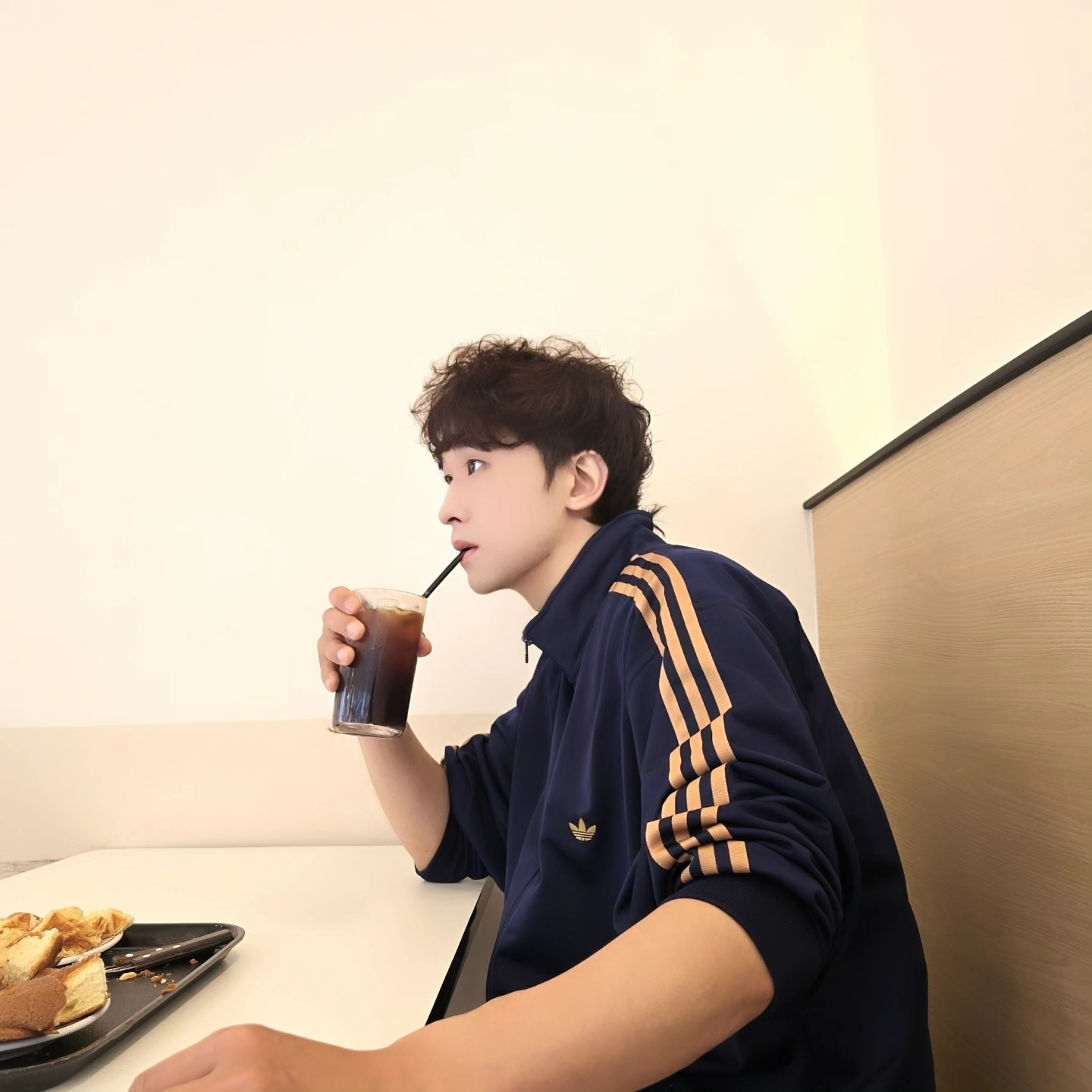 Adidas Track Jacket Night Indigo Mesa - KR Sizing, Adidas Track Jacket Night Indigo Mesa - US Sizing 착용 스타일 - 1