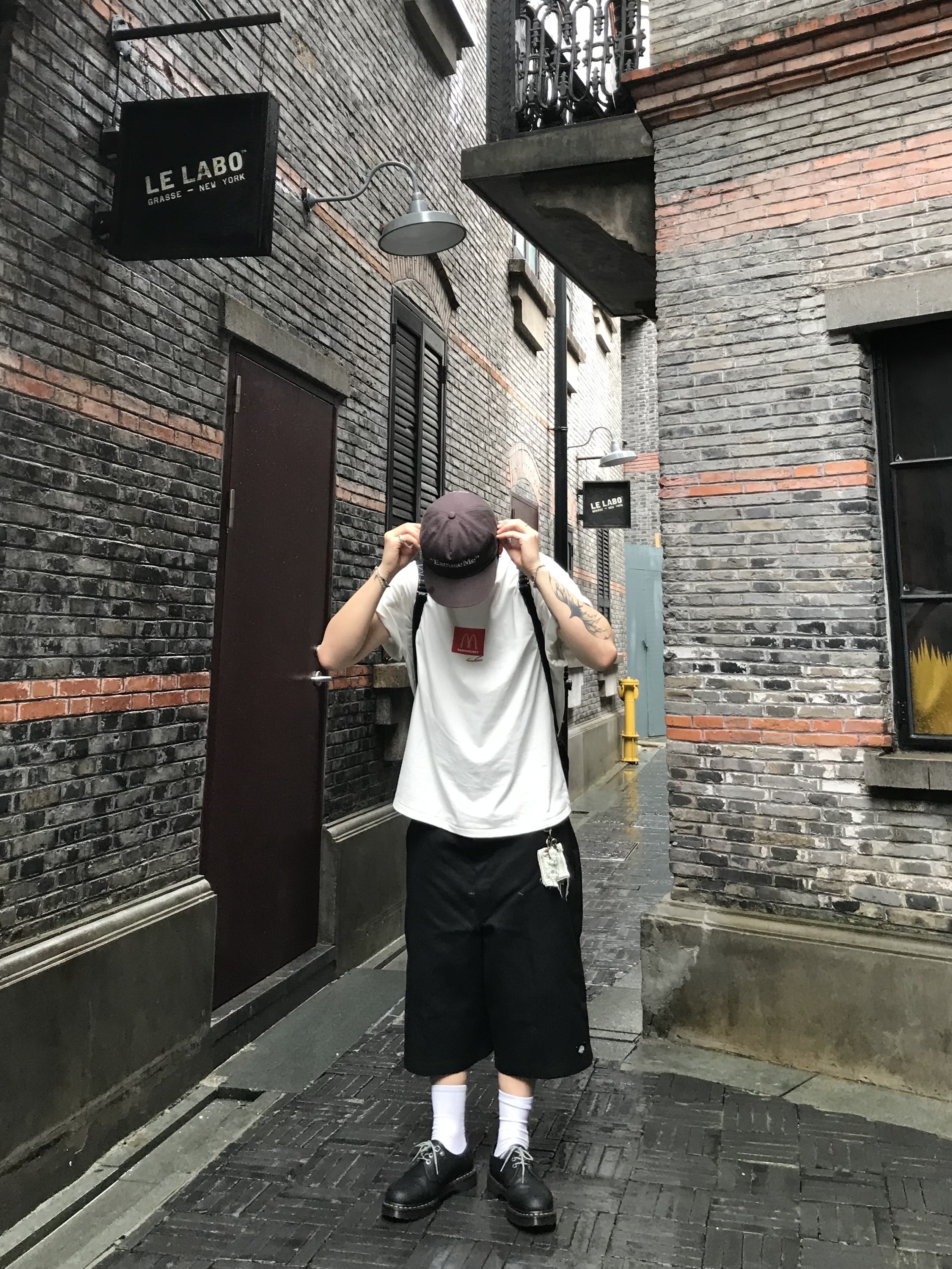 Dr. Martens x Thisisneverthat 1461 Waxed Full Grain Black, Dickies Loose Fit 13 Inch Flat Front Work Shorts Black 착용 스타일 - 2
