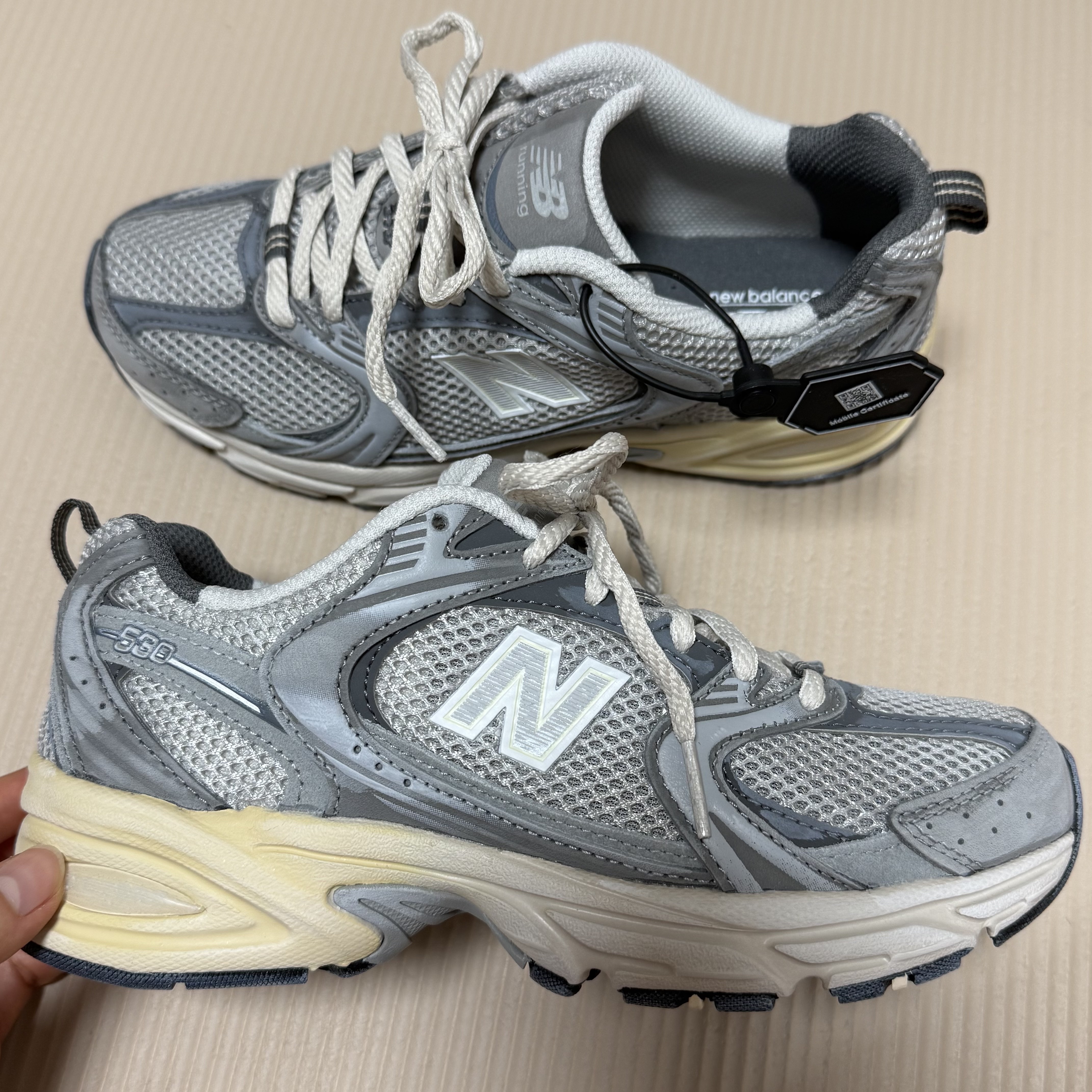 New Balance 530 Premium Vintage Grey Matter 착용 스타일 - 1