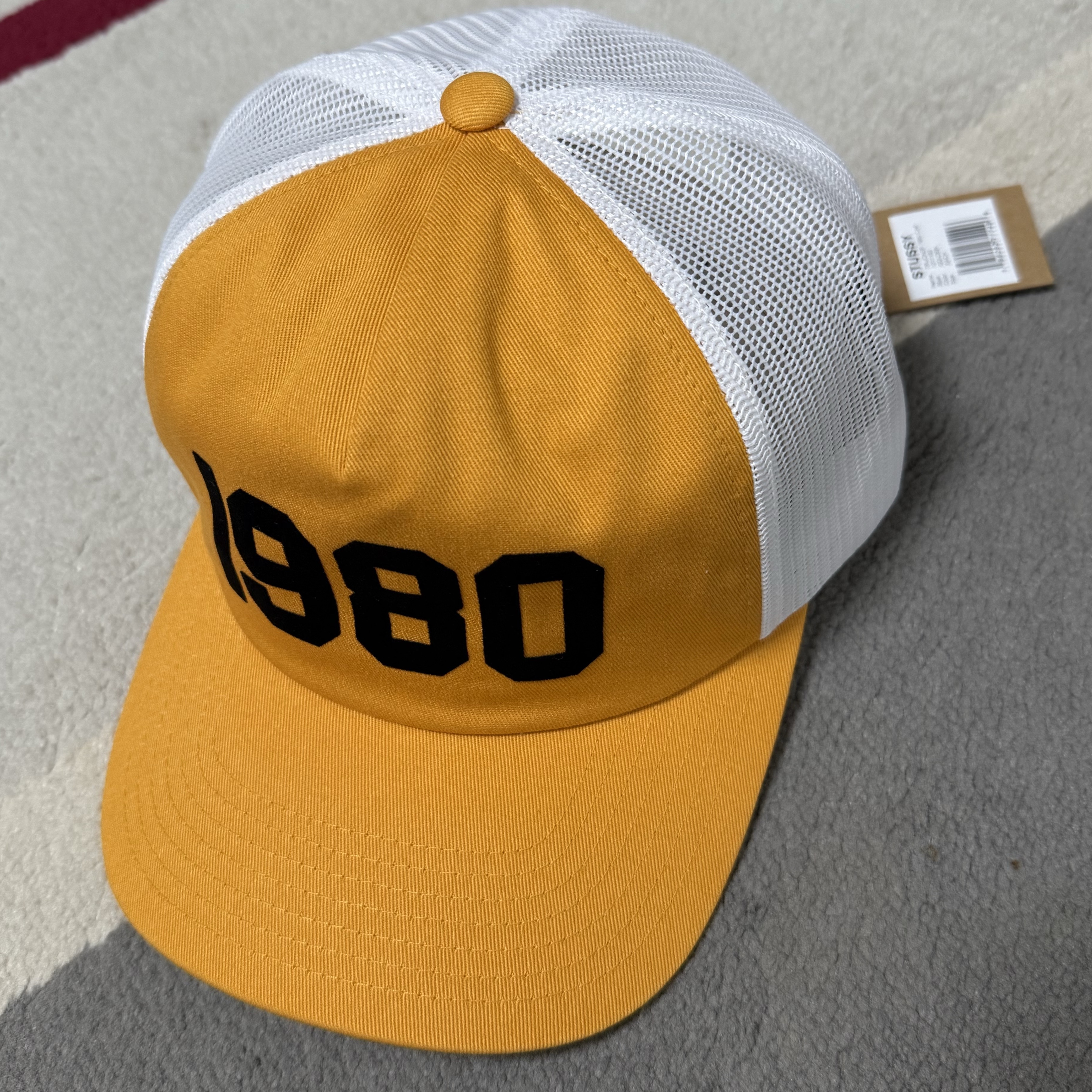 Stussy Trucker 1980 Snapback Golden 착용 스타일 - 1
