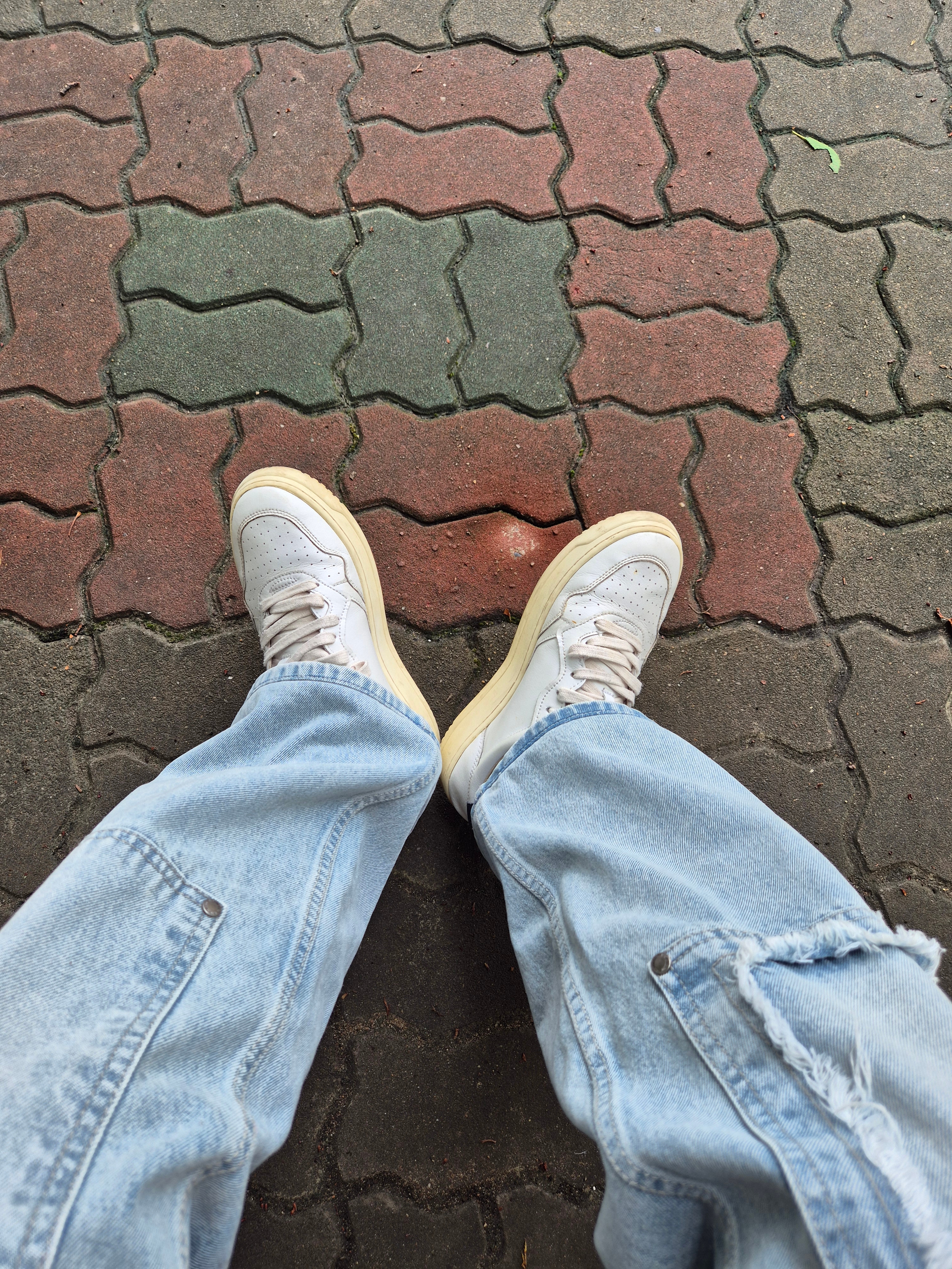Autry Medalist Low Leather Sneakers White Blue 착용 스타일