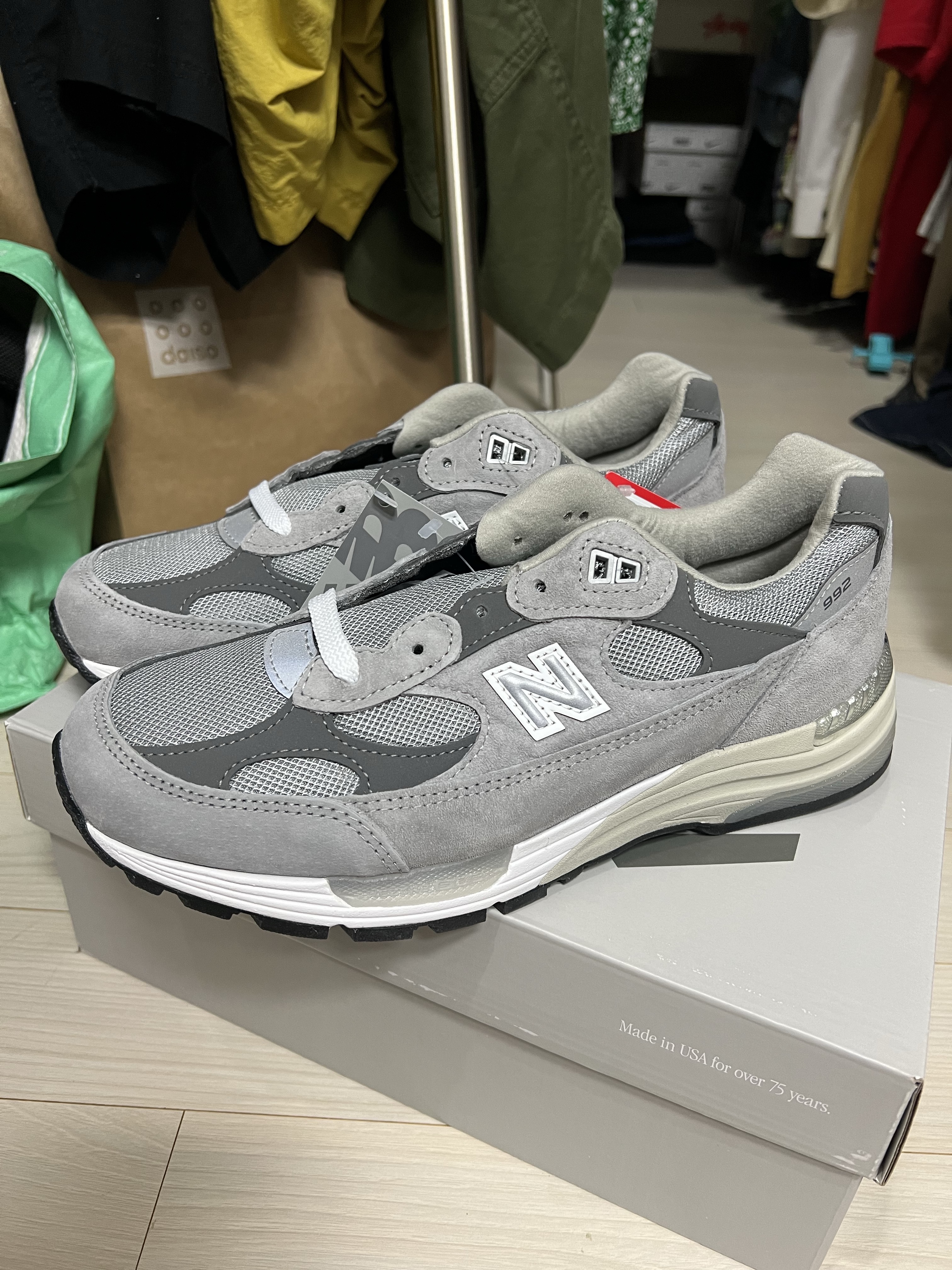 New Balance 992 Made in USA Core Grey Silver Metallic 착용 스타일 - 1