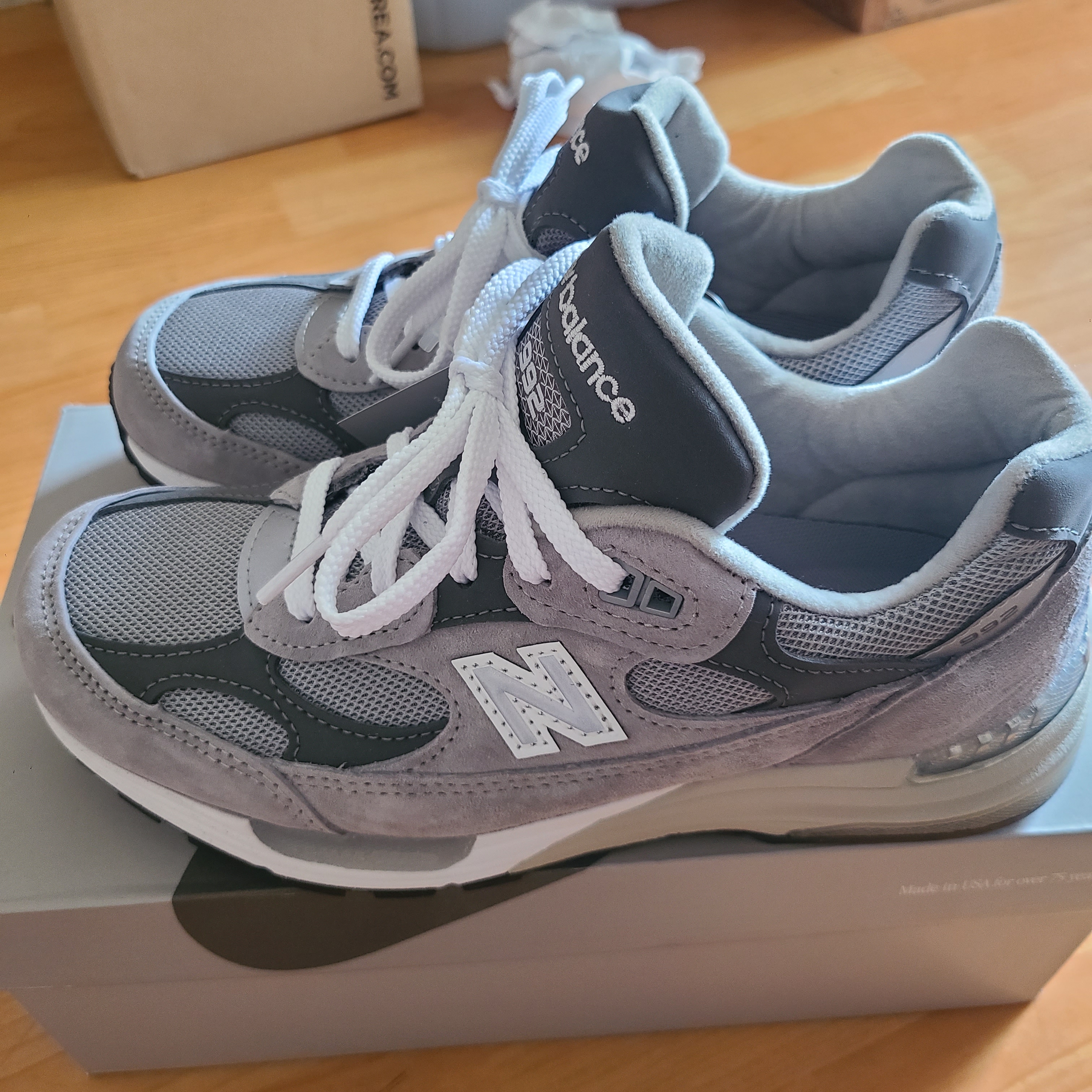 New Balance 992 Made in USA Core Grey Silver Metallic 착용 스타일 - 2