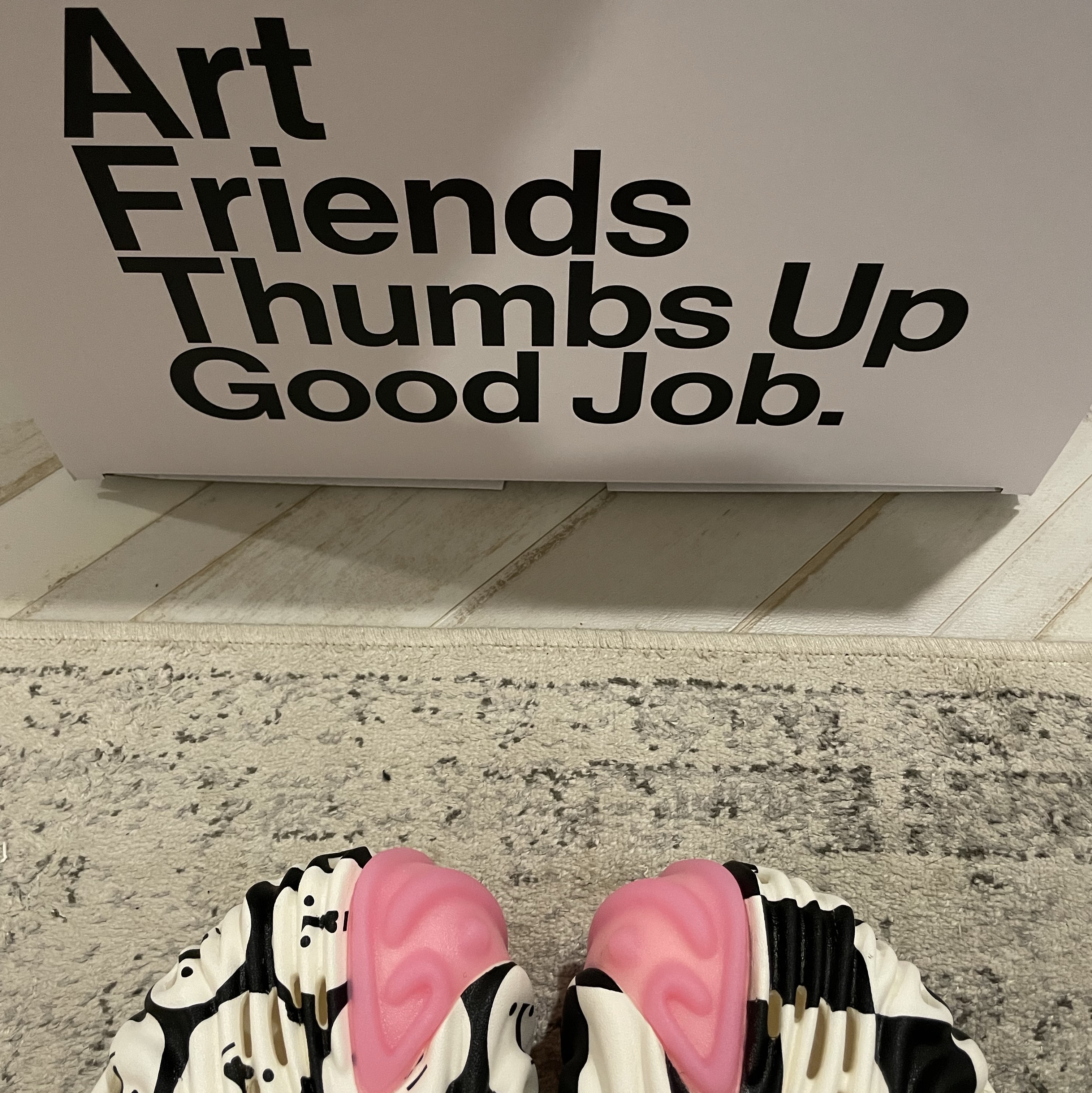 Crocs x Salehe Bembury x Nina Chanel Abney Art Friends Thumbs Up Good Job Pollex Clog Black White, Gallery Dept. Souvenir LS T-Shirt Heather Grey 착용 스타일 - 2