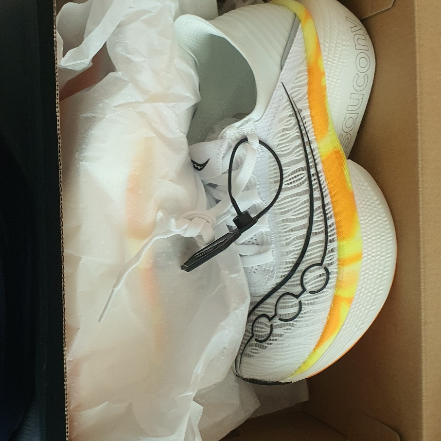 Saucony Endorphin Elite 2 White Peel 착용 스타일