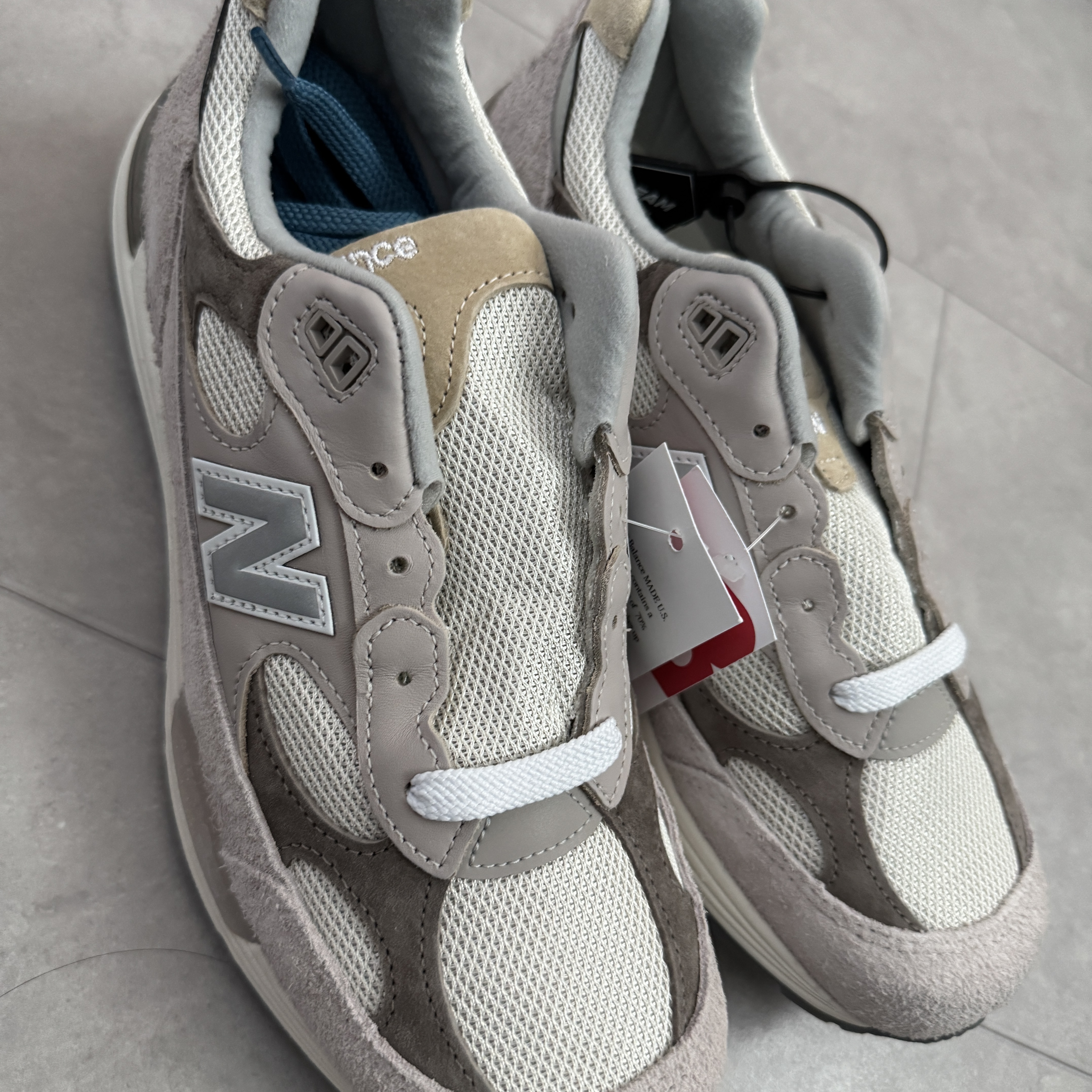 New Balance 992 Made in USA Moonrock Mushroom 착용 스타일 - 1