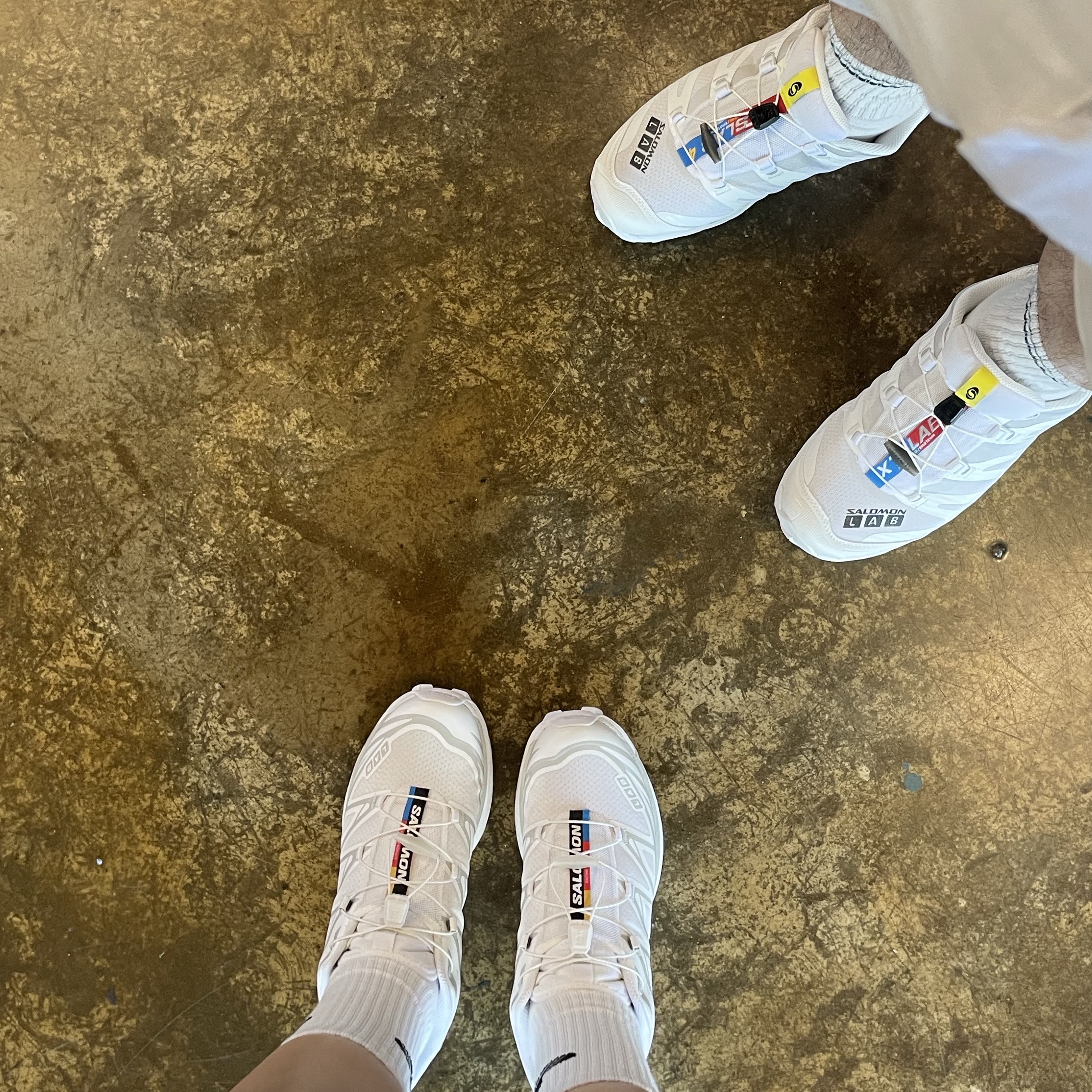 Salomon XT-6 ADV White, Salomon XT-4 White Lunar Rock 착용 스타일 - 1