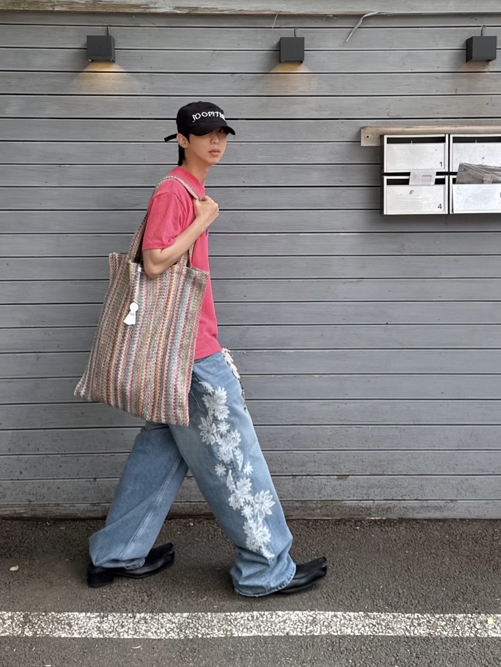 Not New Pattern Tote Bag Rainbow, Not New Rainbow Friends T-Shirt Deep Pink 착용 스타일 - 1