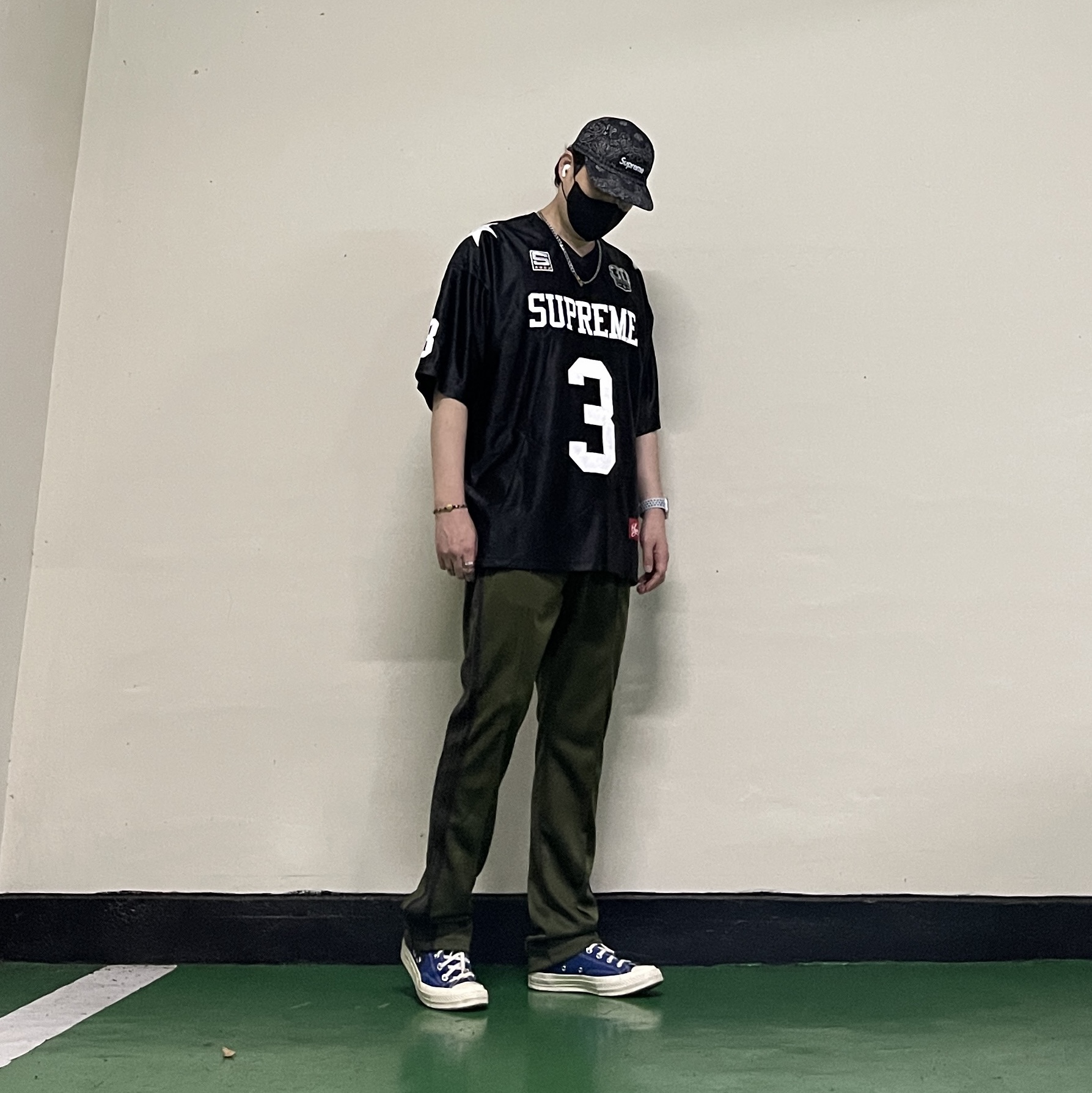 Needles Narrow Track Pants Poly Smooth Olive, Supreme Star Football Jersey Black - 24FW 착용 스타일 - 1