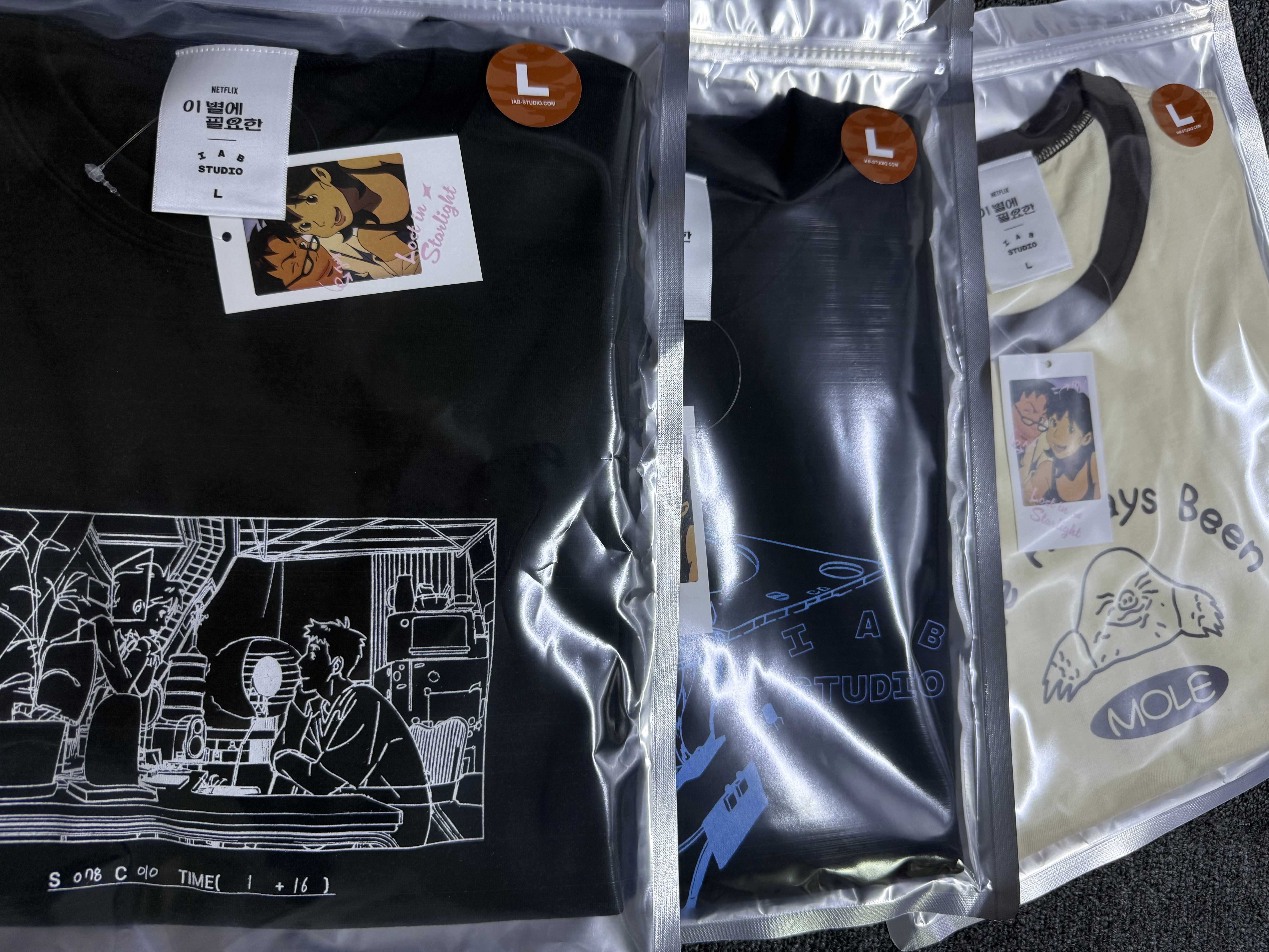 IAB Studio x Lost in Starlight Storyboard T-Shirt Black White, IAB Studio x Lost in Starlight Mole Ringer T-Shirt Ivory Brown 착용 스타일