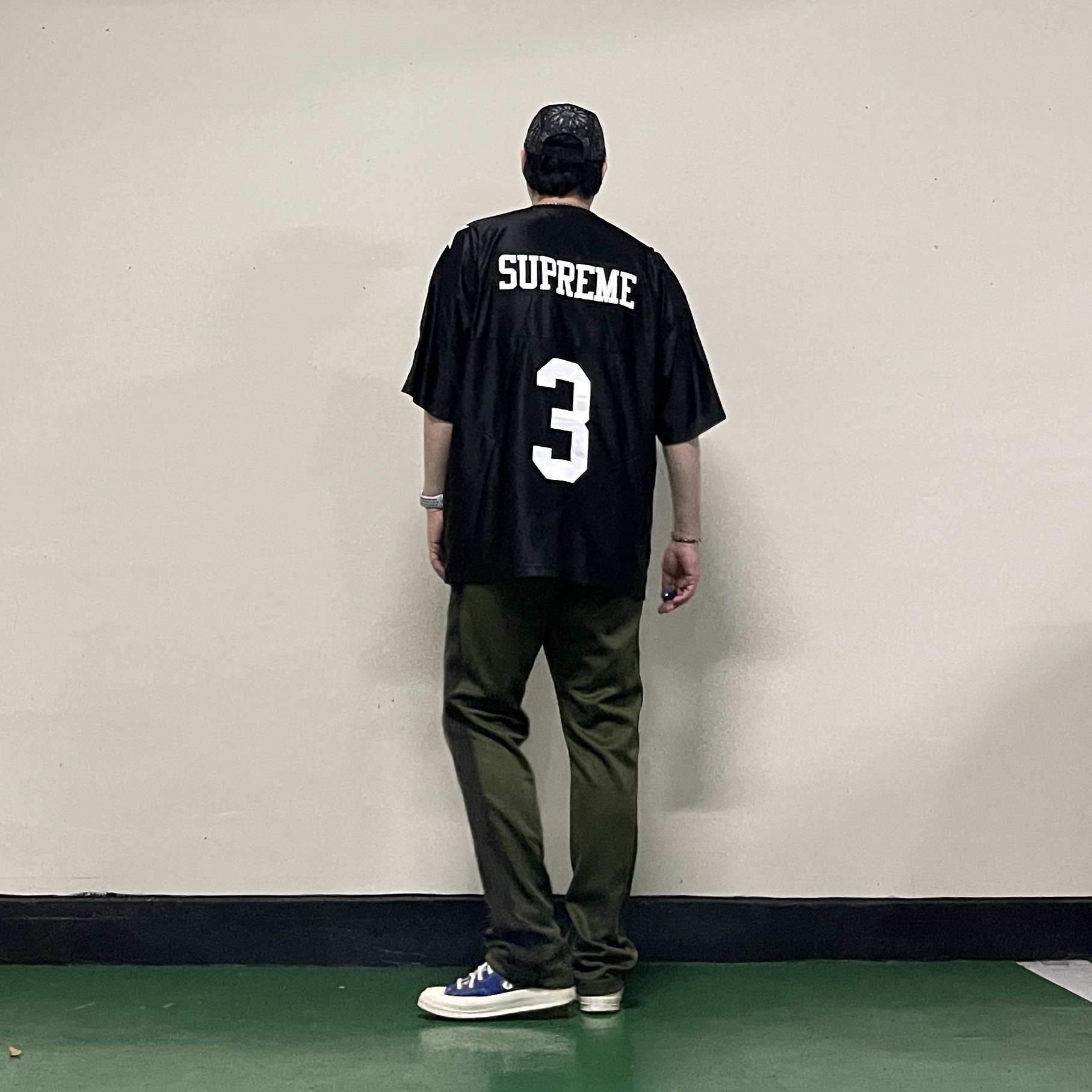 Needles Narrow Track Pants Poly Smooth Olive, Supreme Star Football Jersey Black - 24FW 착용 스타일 - 4
