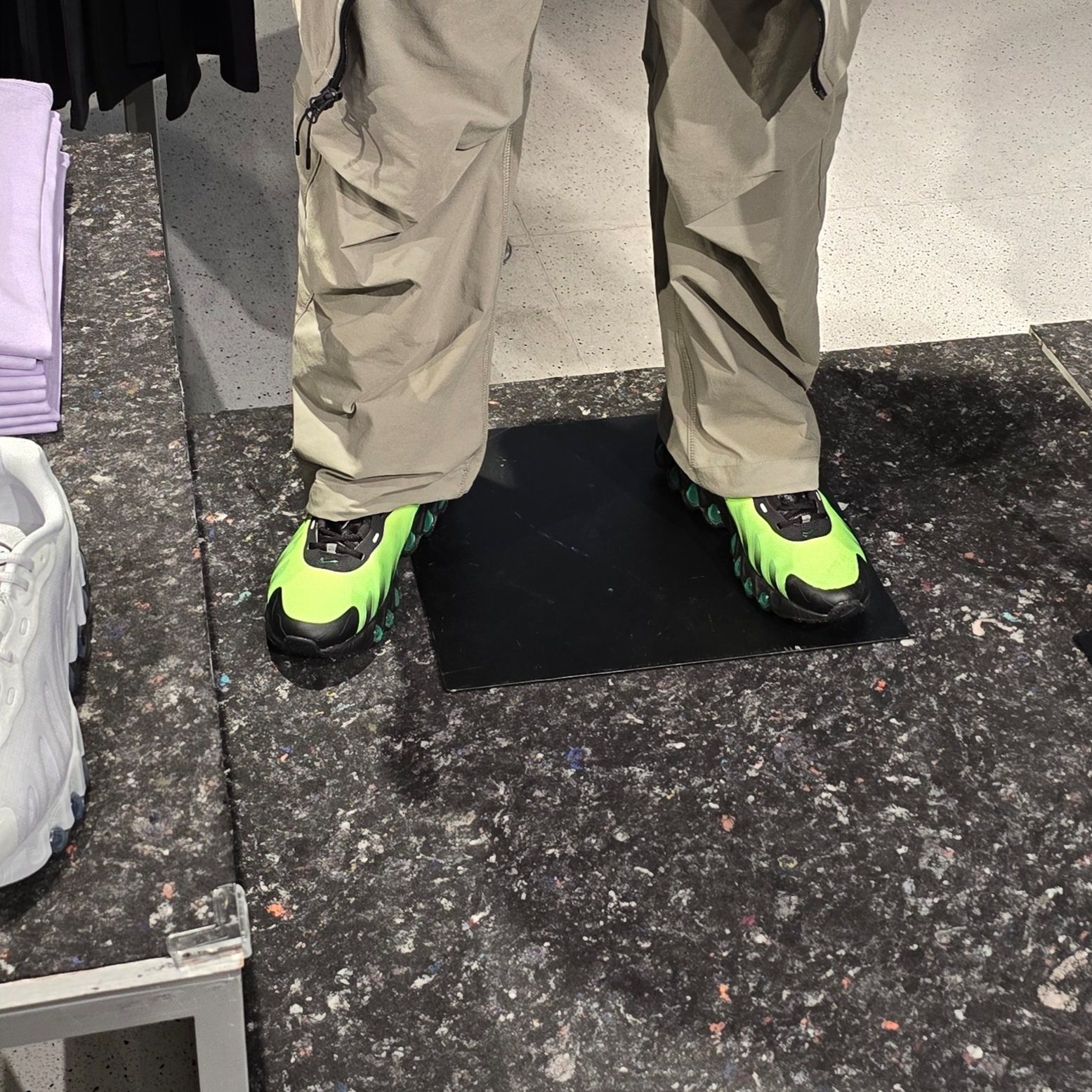 Nike Air Max Dn8 Black Green Strike 착용 스타일