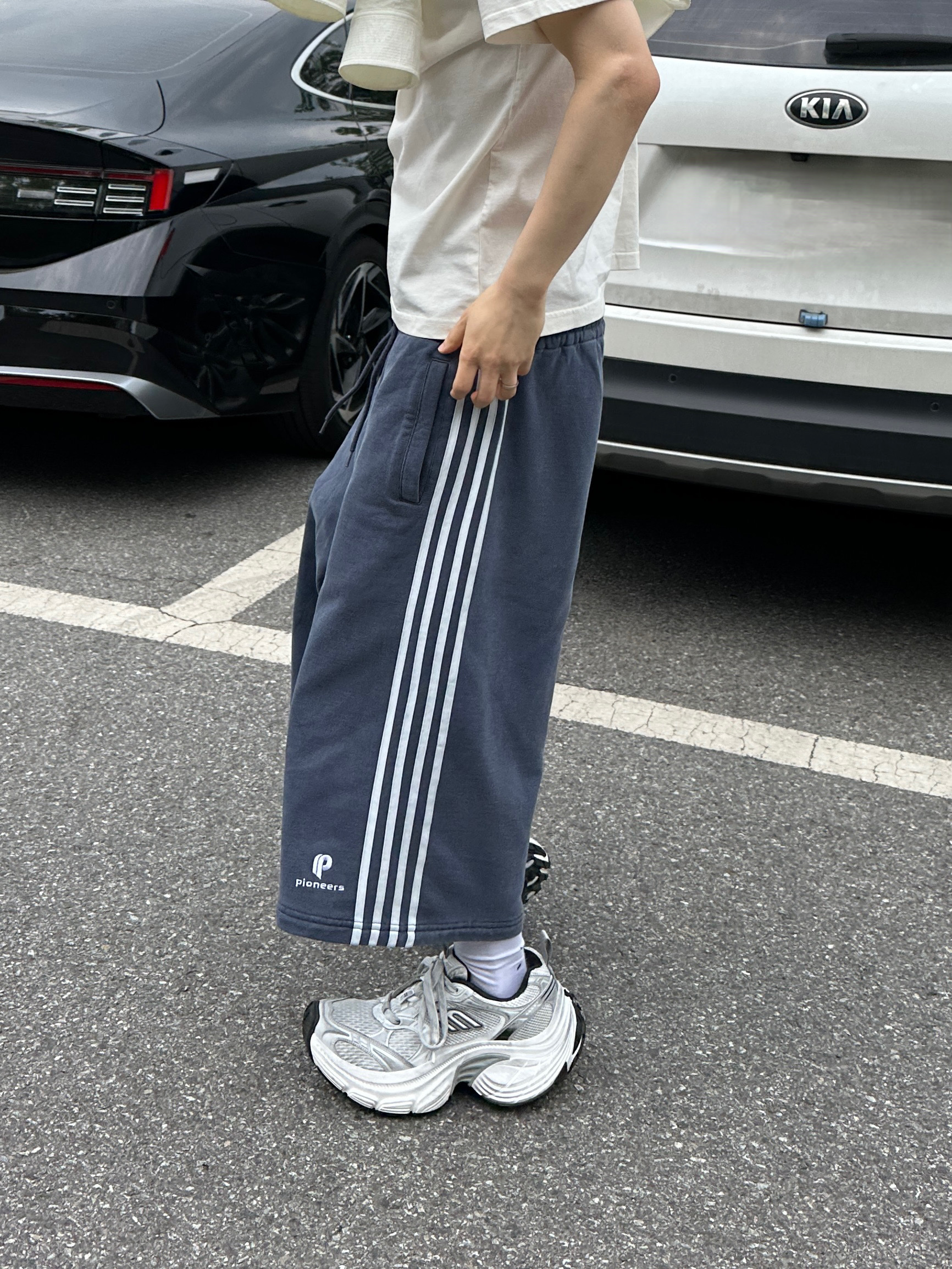 Balenciaga 10XL Sneakers White Grey Silver Black 착용 스타일 - 3