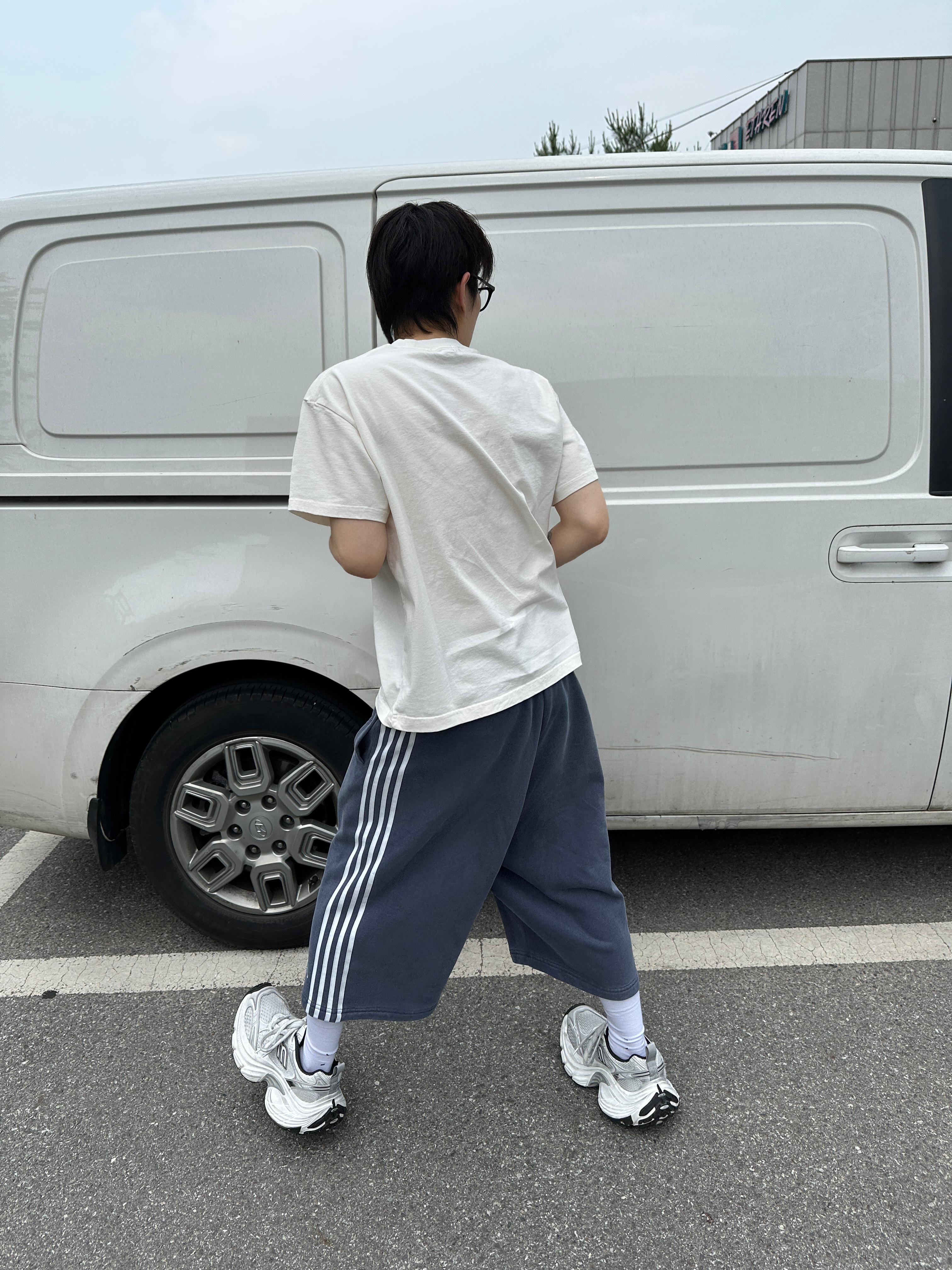 Balenciaga 10XL Sneakers White Grey Silver Black 착용 스타일 - 4