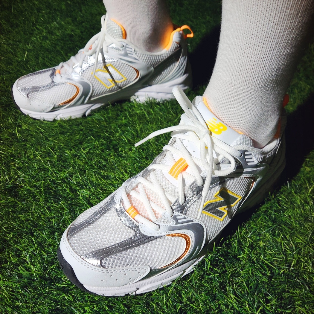 New Balance 530 White Yellow 착용 스타일 - 5